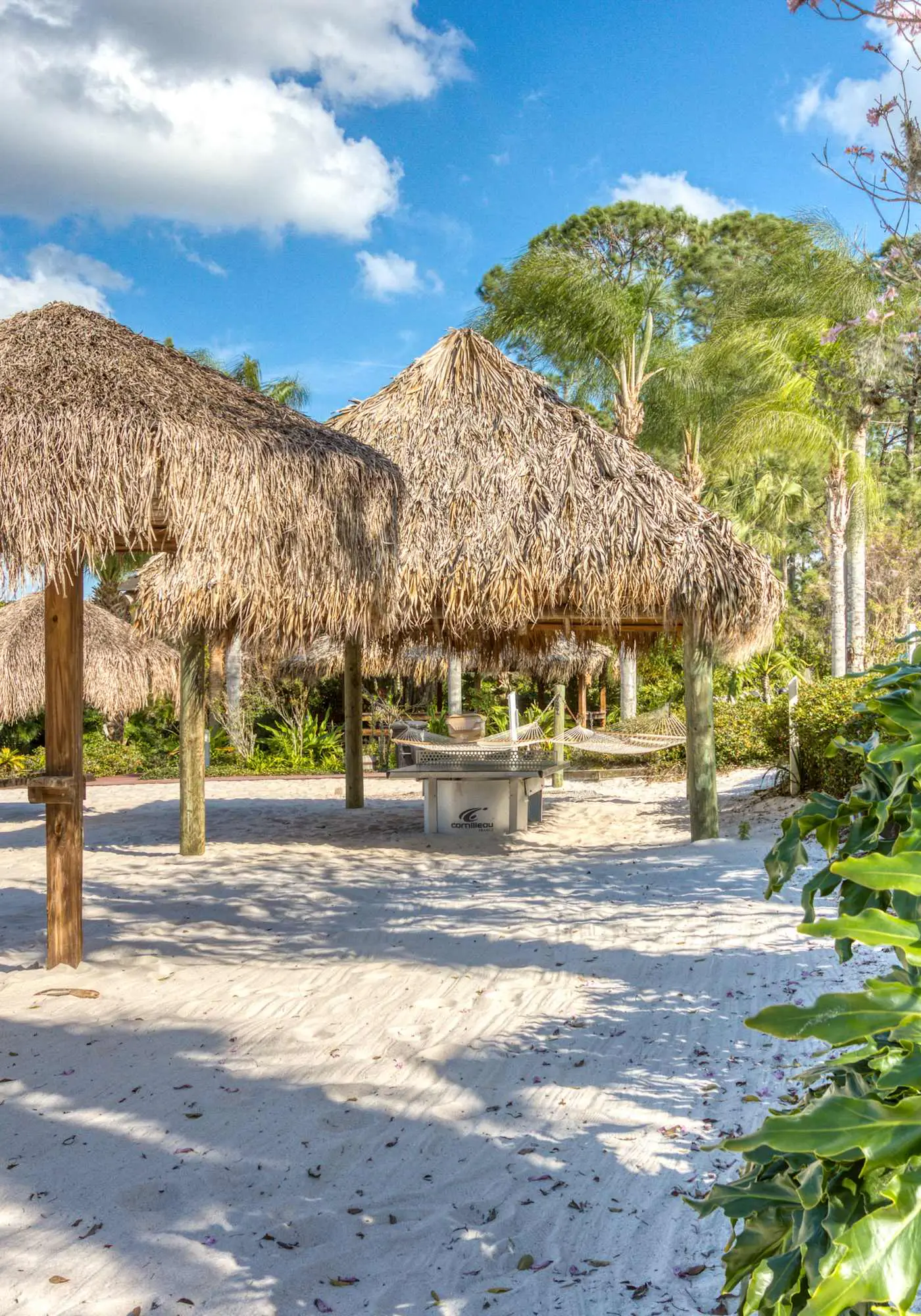 1st floor condo w/ gym, tennis court, sauna, patio, restaurant, near theme parks