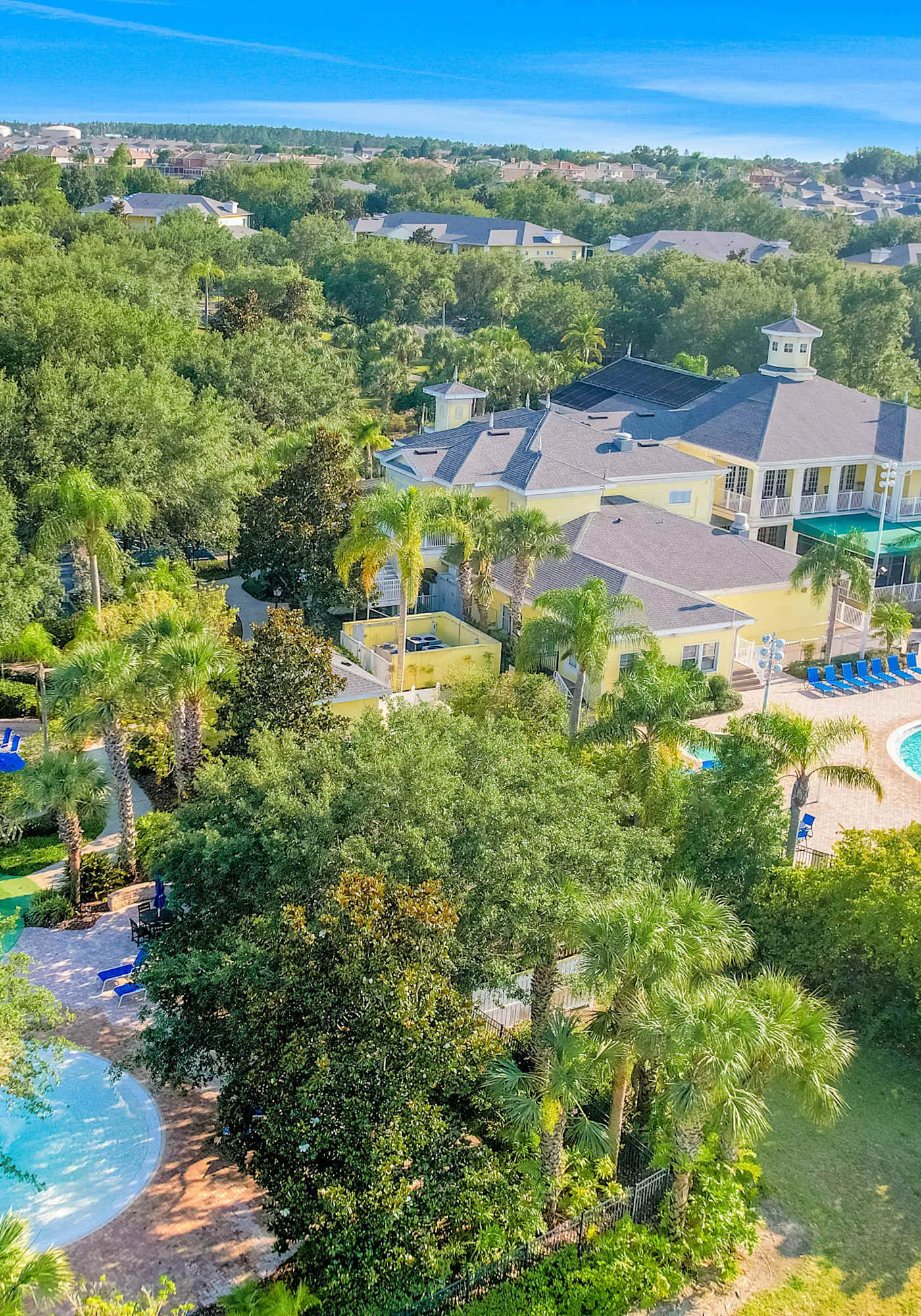 1st floor condo w/ gym, tennis court, sauna, patio, restaurant, near theme parks