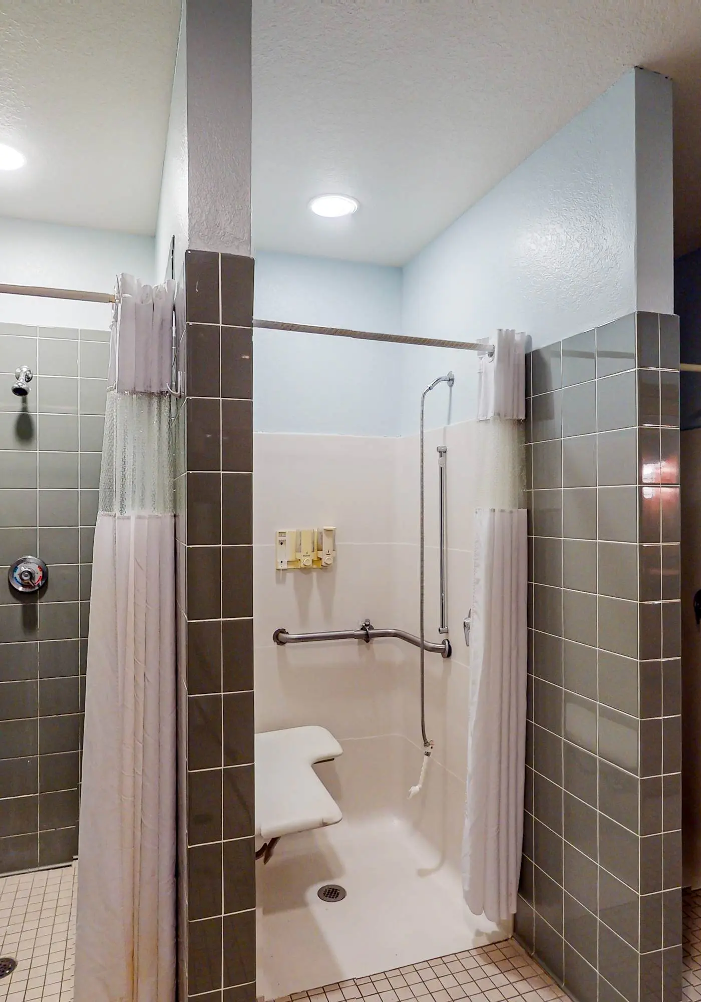 1st floor condo w/ gym, tennis court, sauna, patio, restaurant, near theme parks