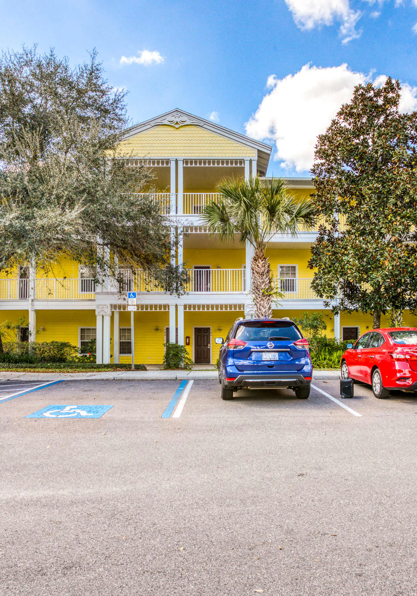 1st floor condo w/ gym, tennis court, sauna, patio, restaurant, near theme parks