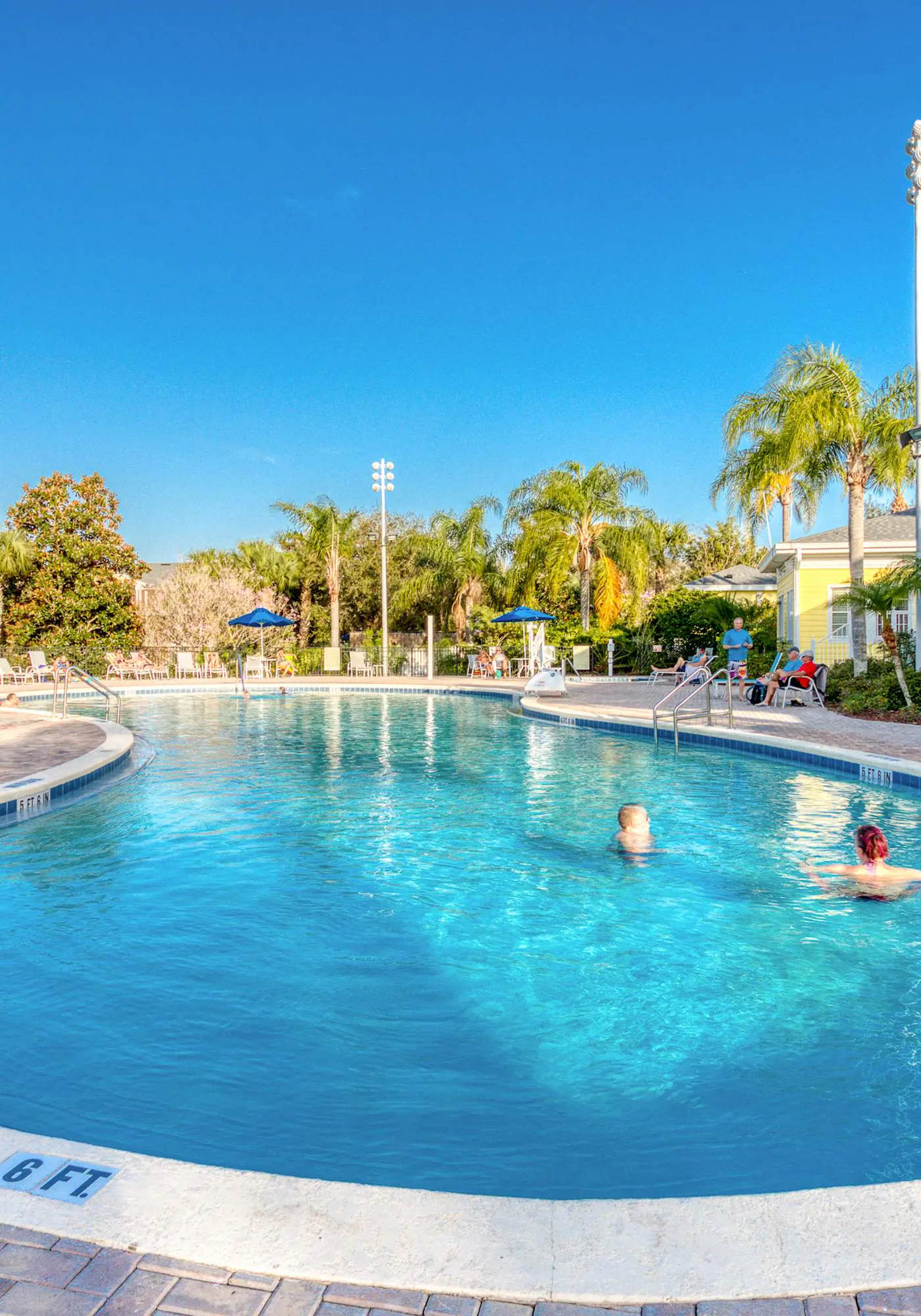 1st floor condo w/ gym, tennis court, sauna, patio, restaurant, near theme parks