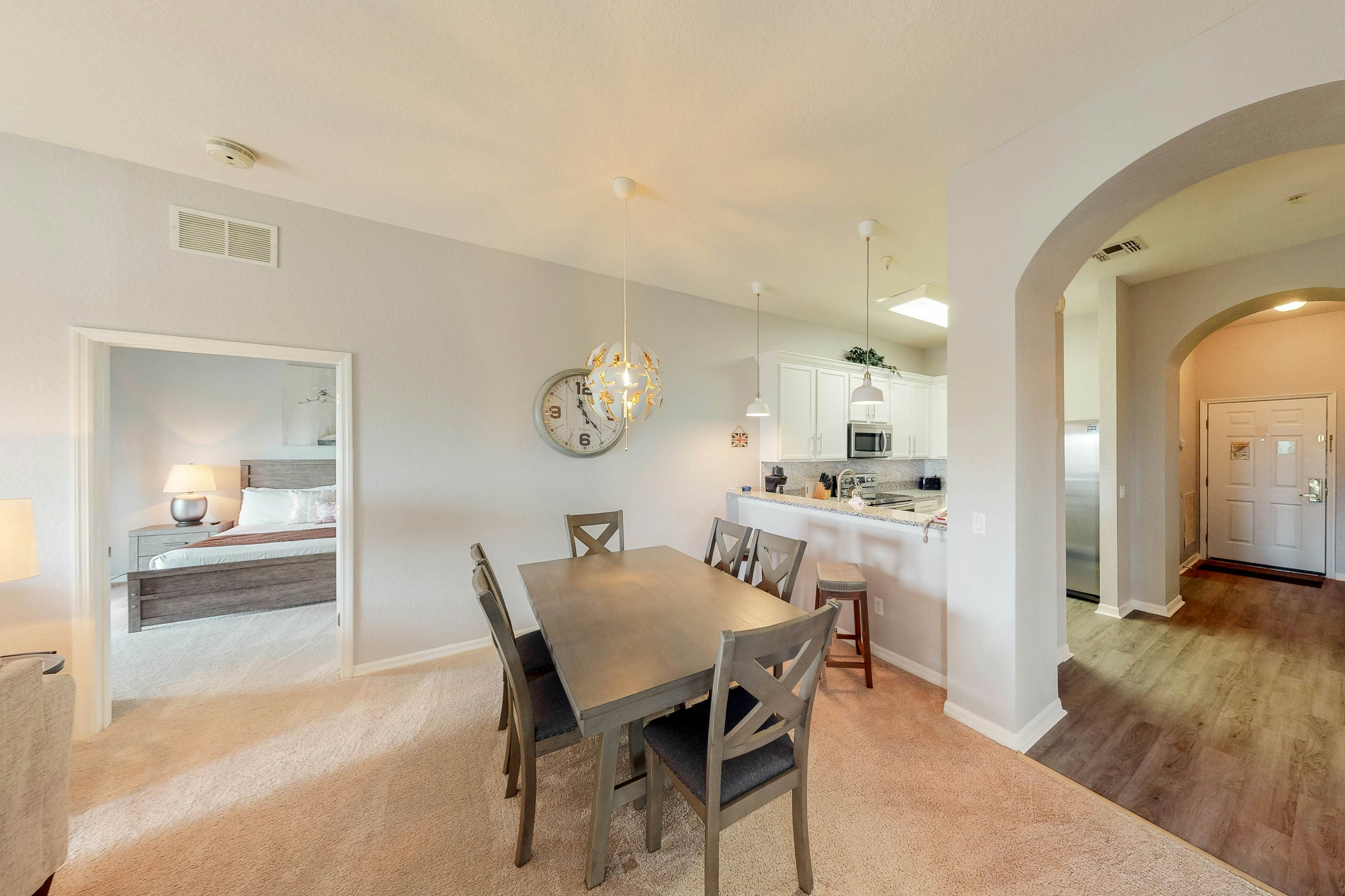 3rd floor condo w/ restaurant, tennis court, sauna, basketball court, pools