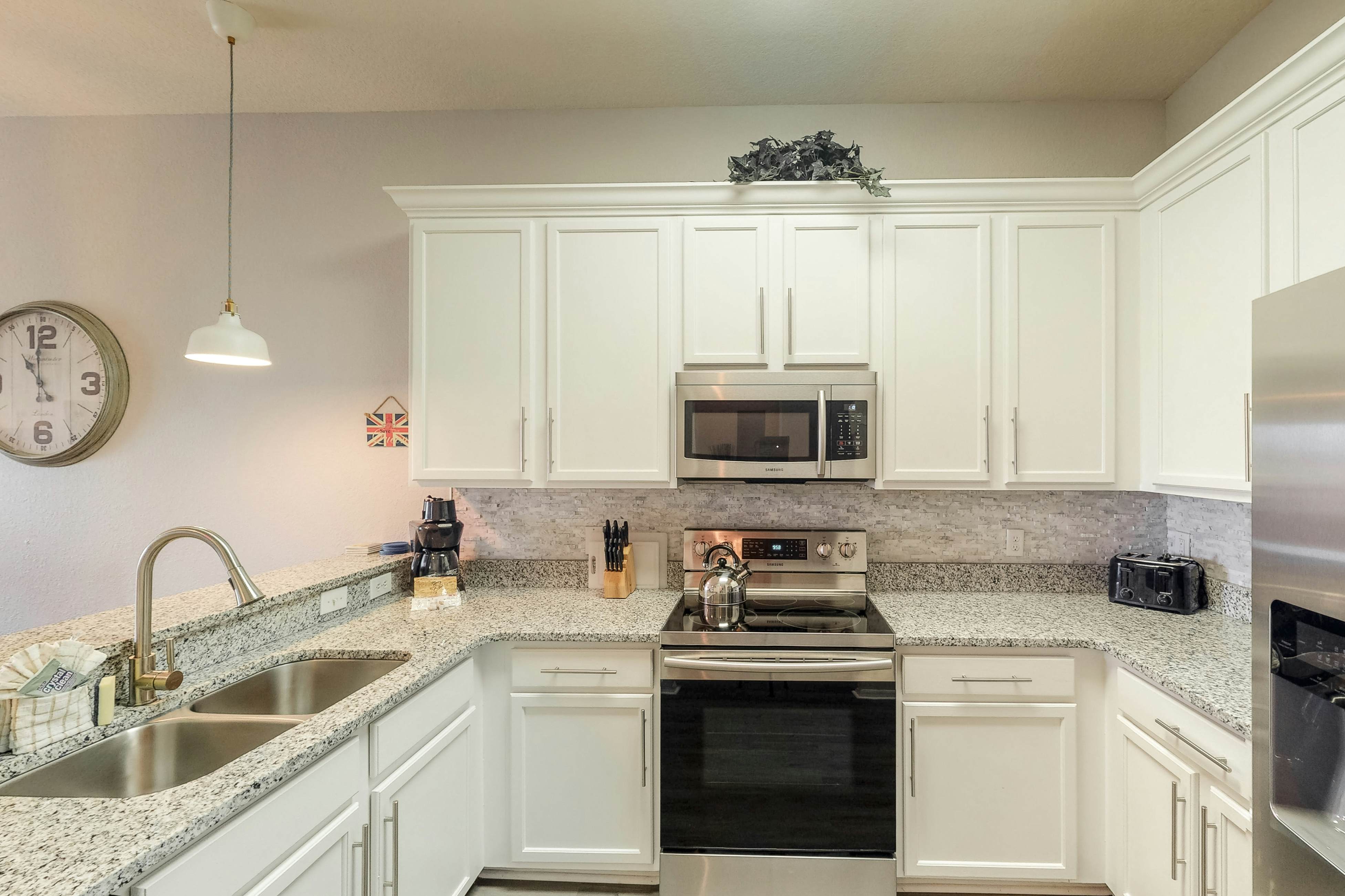 3rd floor condo w/ restaurant, tennis court, sauna, basketball court, pools