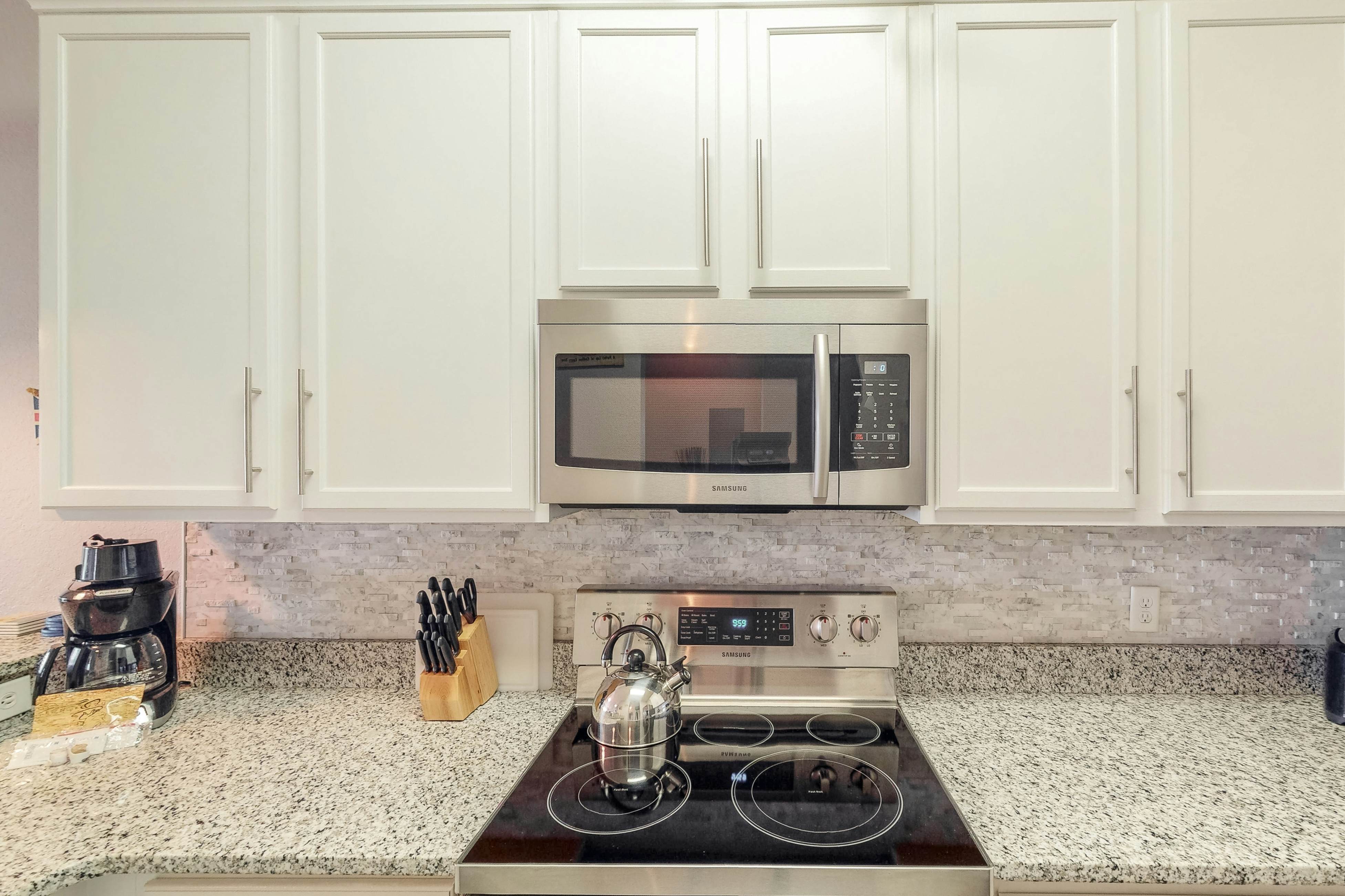 3rd floor condo w/ restaurant, tennis court, sauna, basketball court, pools