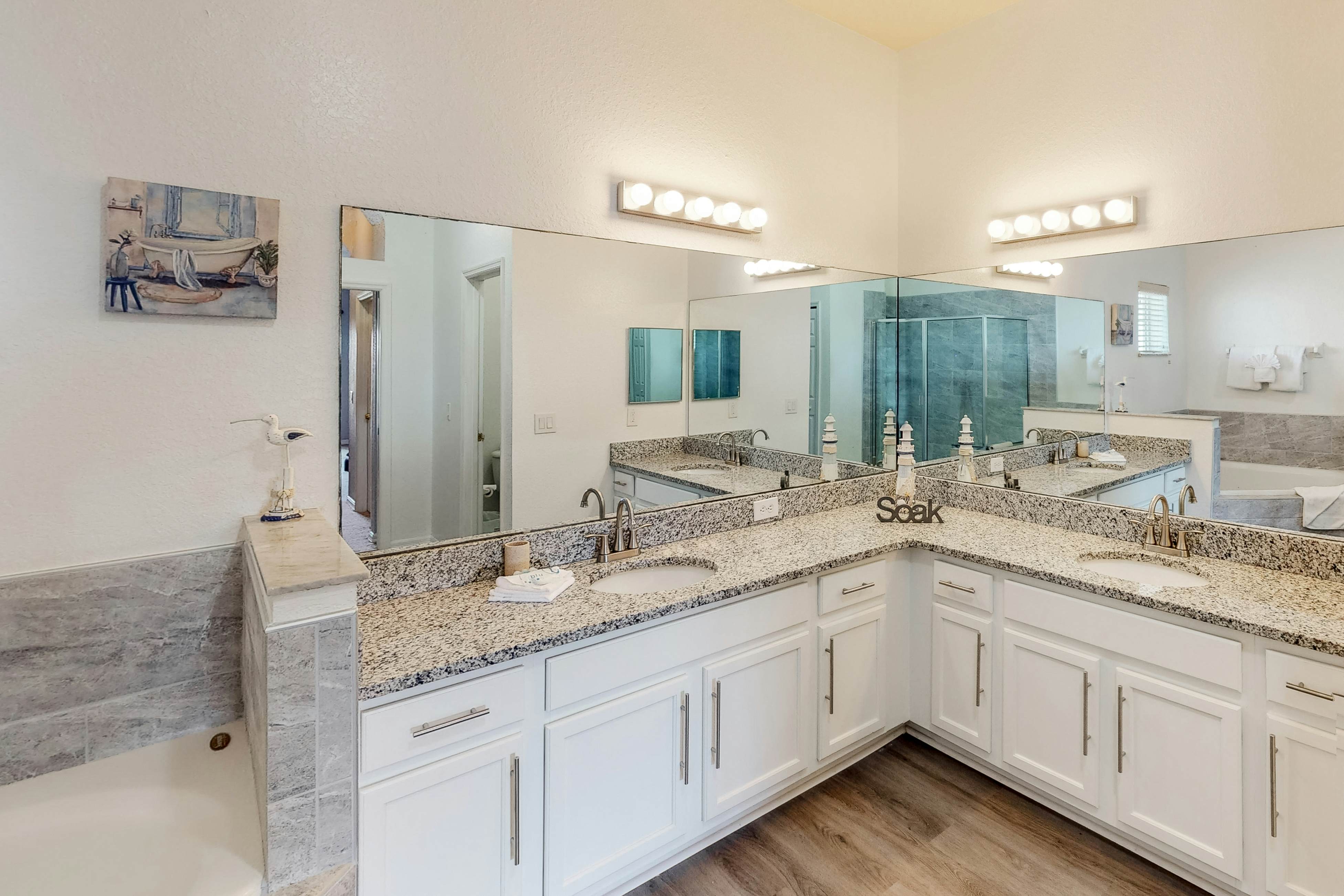 3rd floor condo w/ restaurant, tennis court, sauna, basketball court, pools