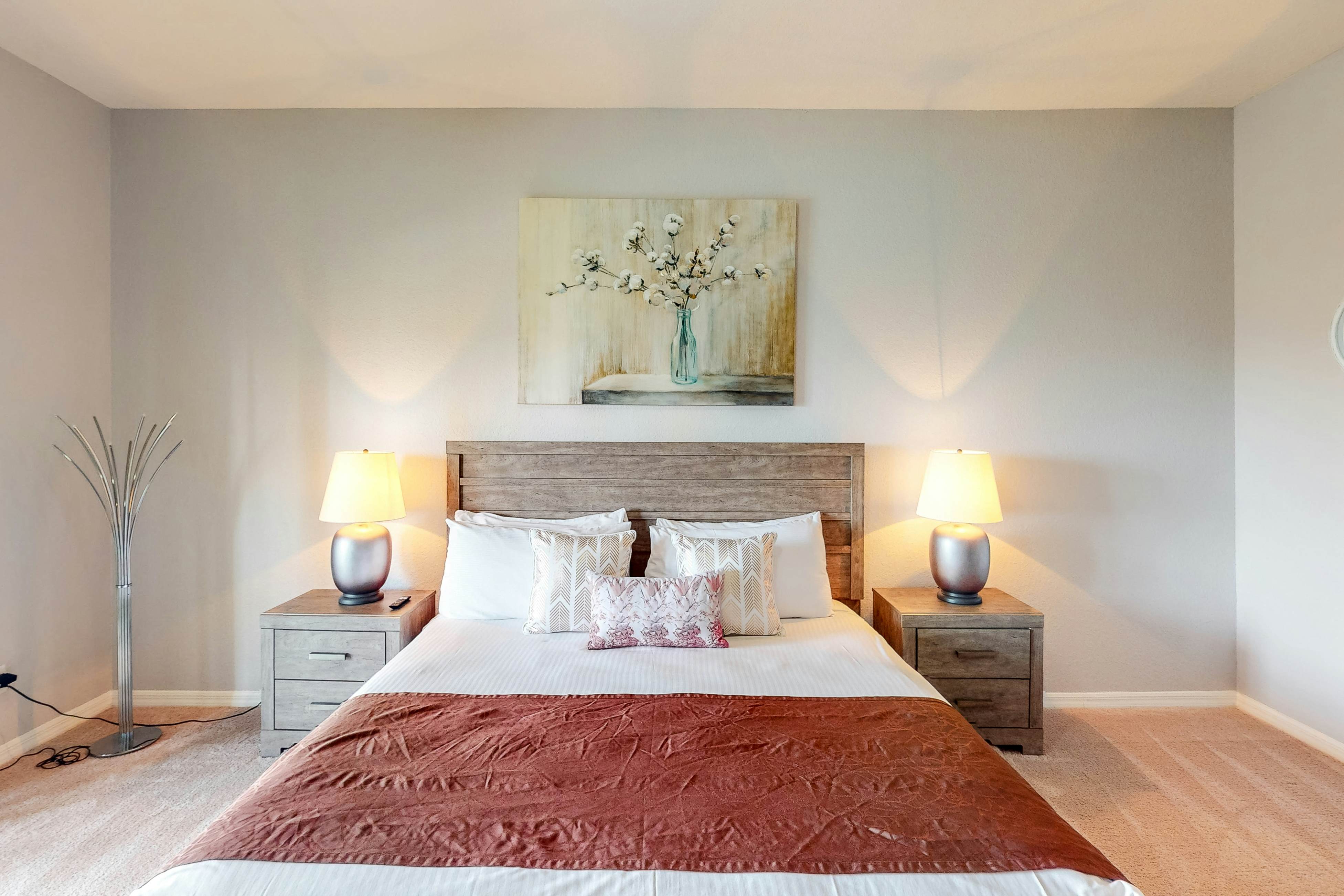 3rd floor condo w/ restaurant, tennis court, sauna, basketball court, pools