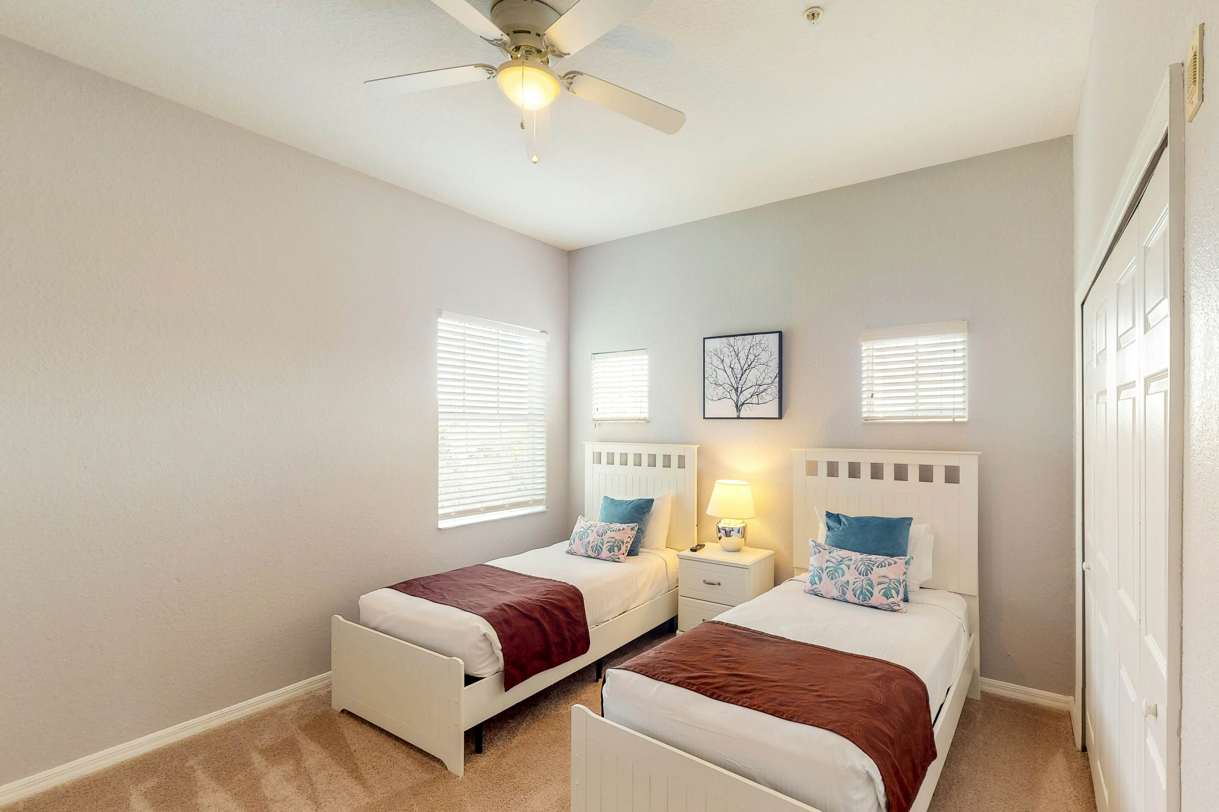 3rd floor condo w/ restaurant, tennis court, sauna, basketball court, pools