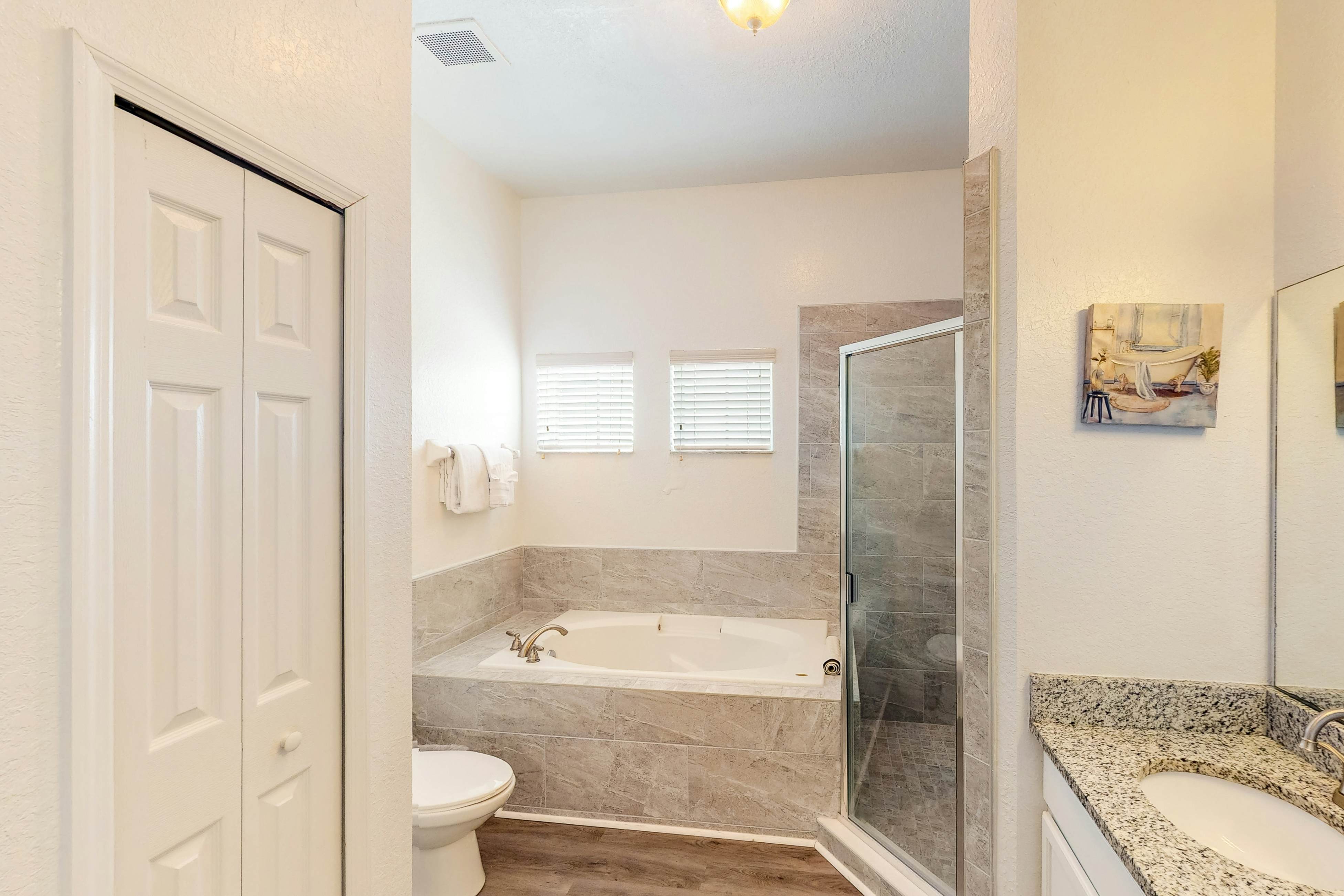 3rd floor condo w/ restaurant, tennis court, sauna, basketball court, pools