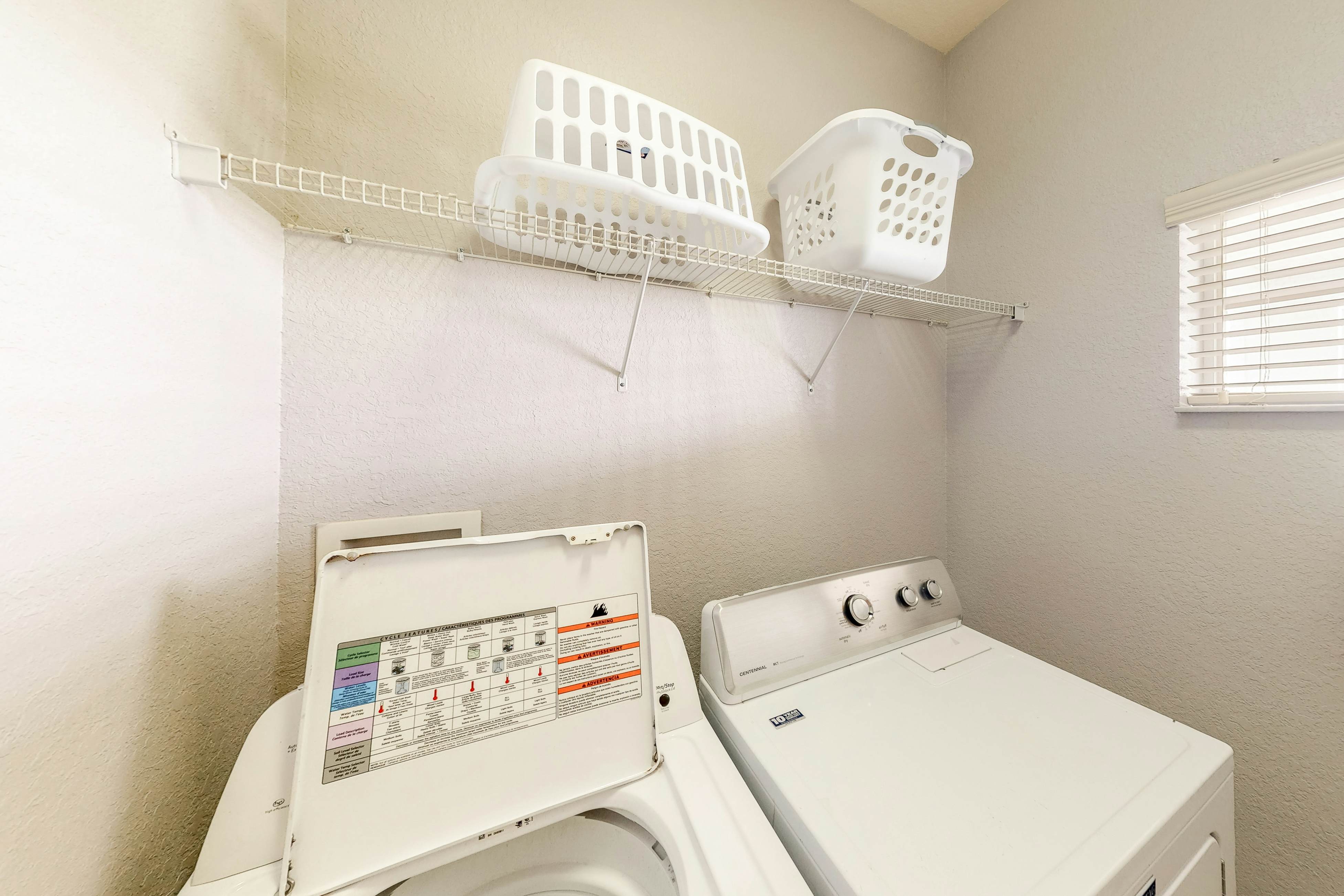 3rd floor condo w/ restaurant, tennis court, sauna, basketball court, pools