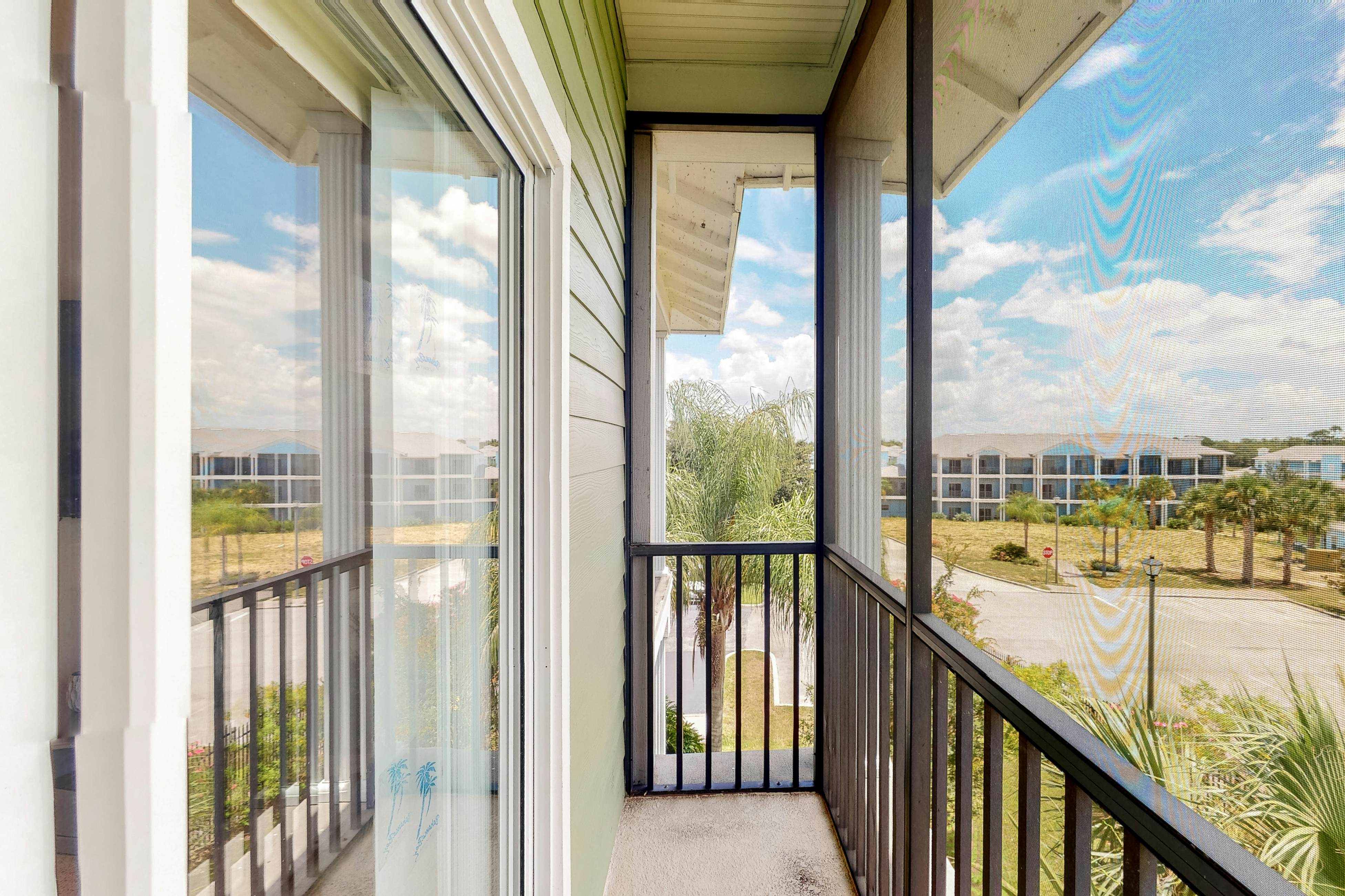 3rd floor condo w/ restaurant, tennis court, sauna, basketball court, pools