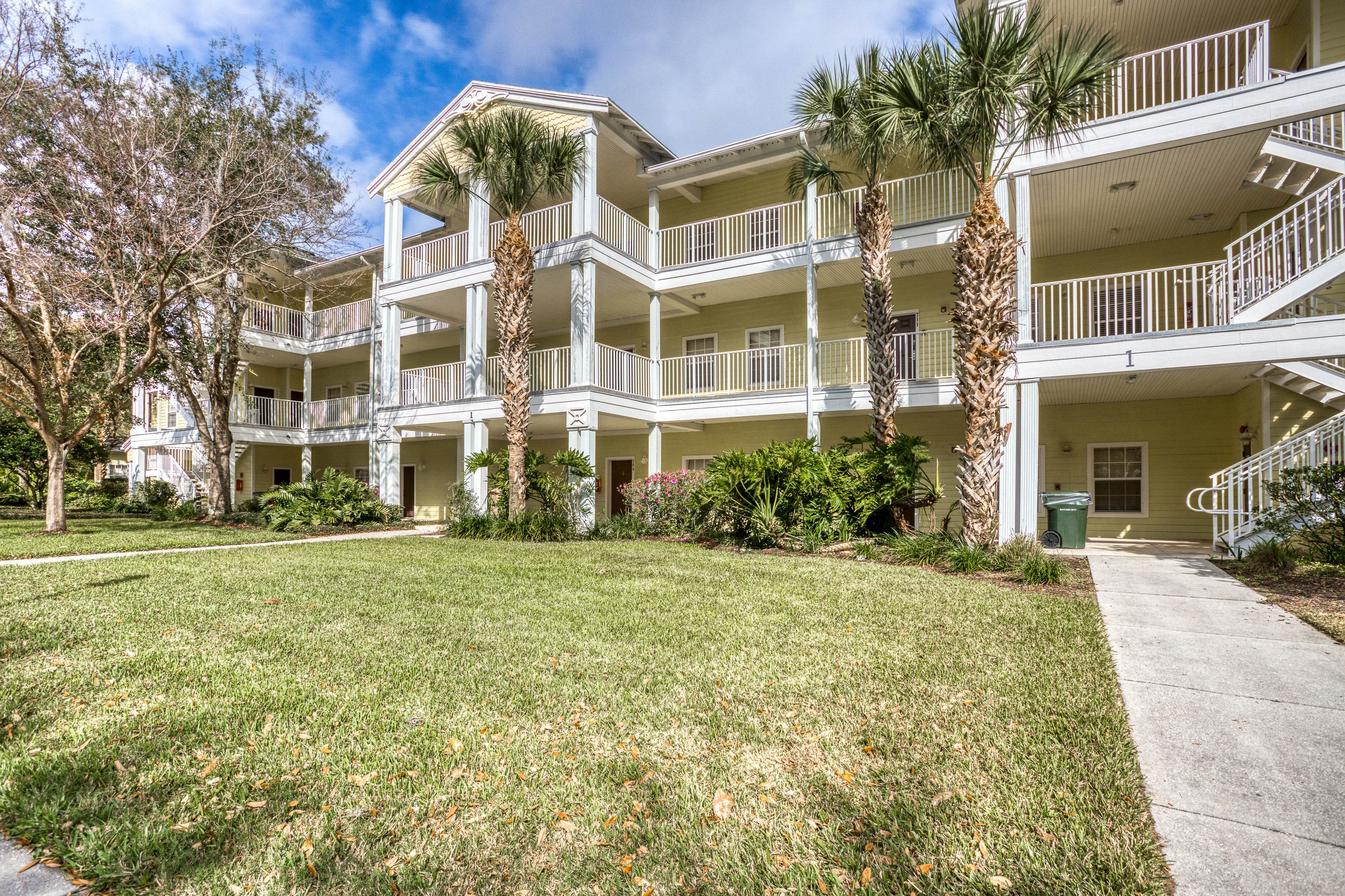 3rd floor condo w/ restaurant, tennis court, sauna, basketball court, pools