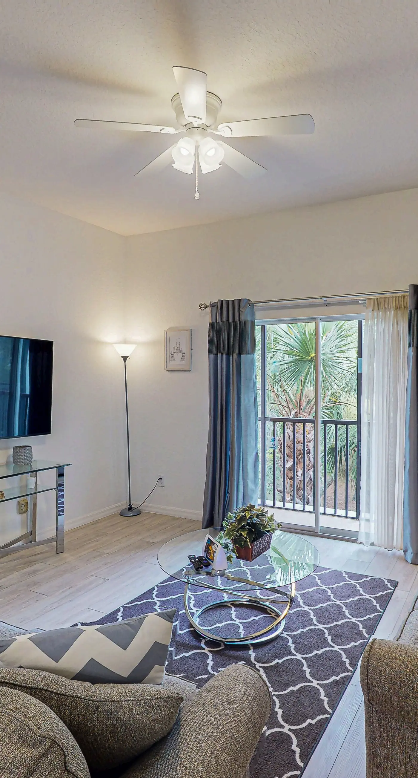 3rd floor condo w/ tennis court, basketball court, gym, sauna, balcony