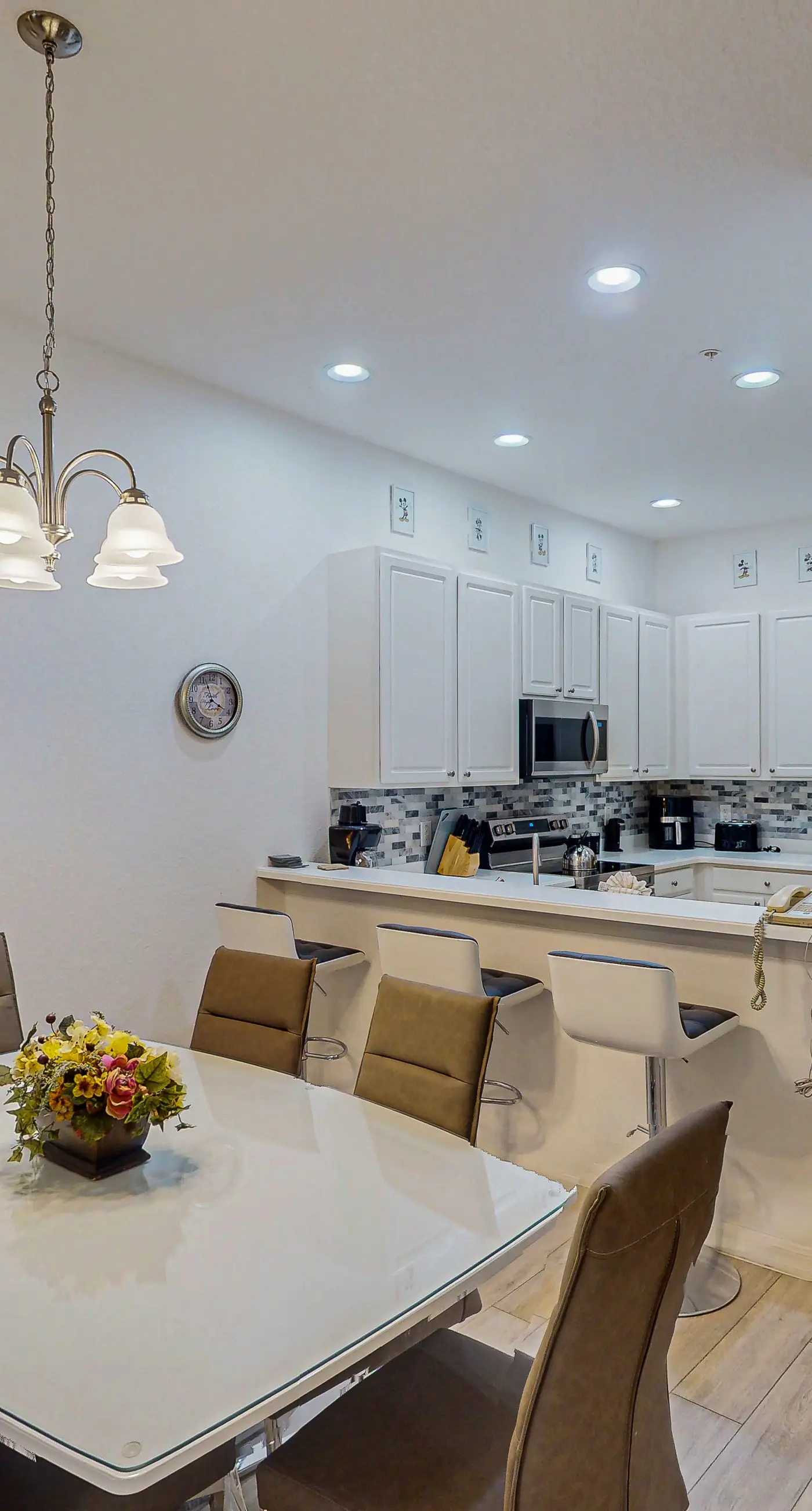 3rd floor condo w/ tennis court, basketball court, gym, sauna, balcony