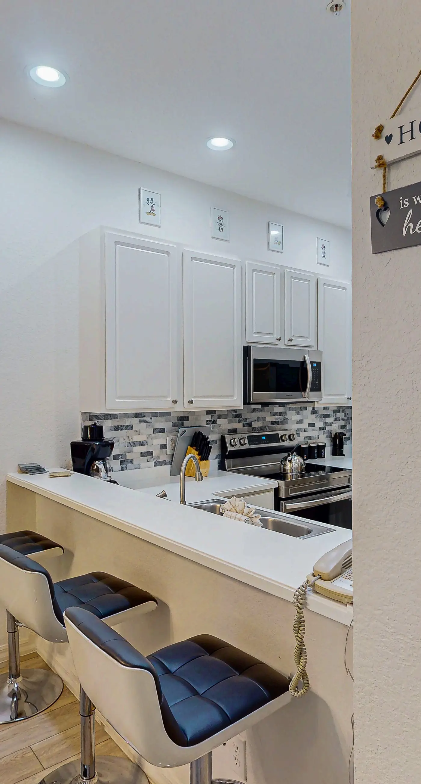 3rd floor condo w/ tennis court, basketball court, gym, sauna, balcony