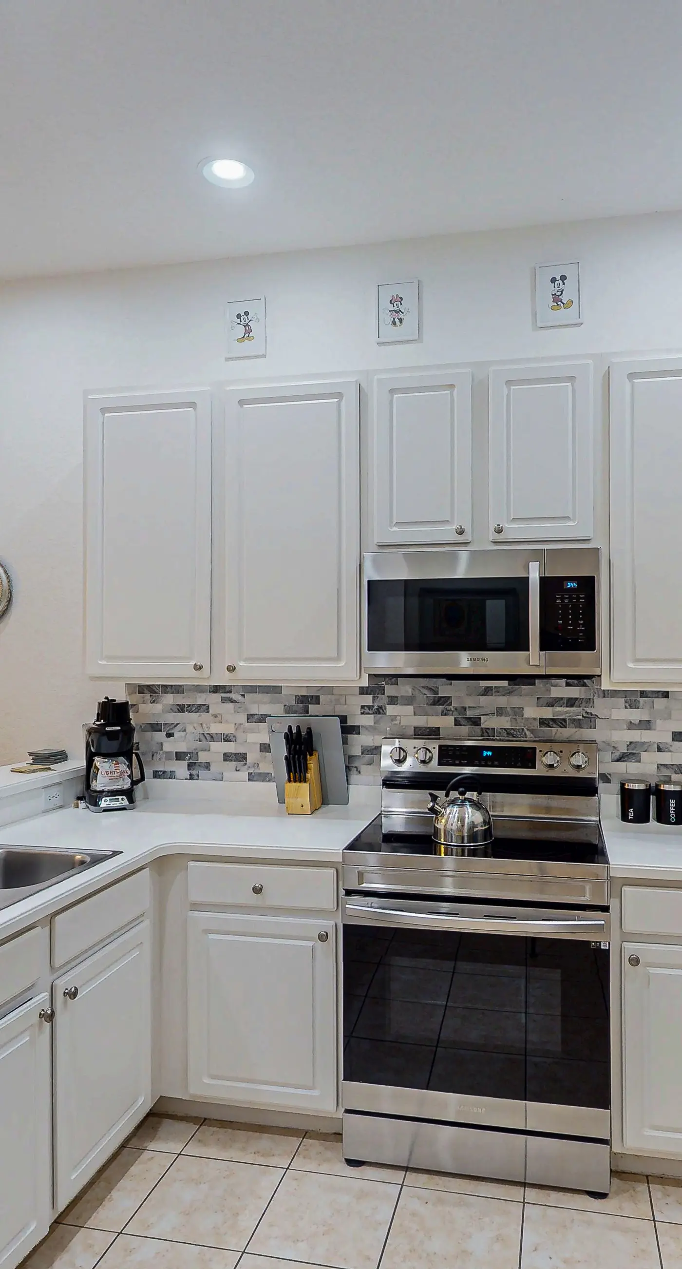 3rd floor condo w/ tennis court, basketball court, gym, sauna, balcony