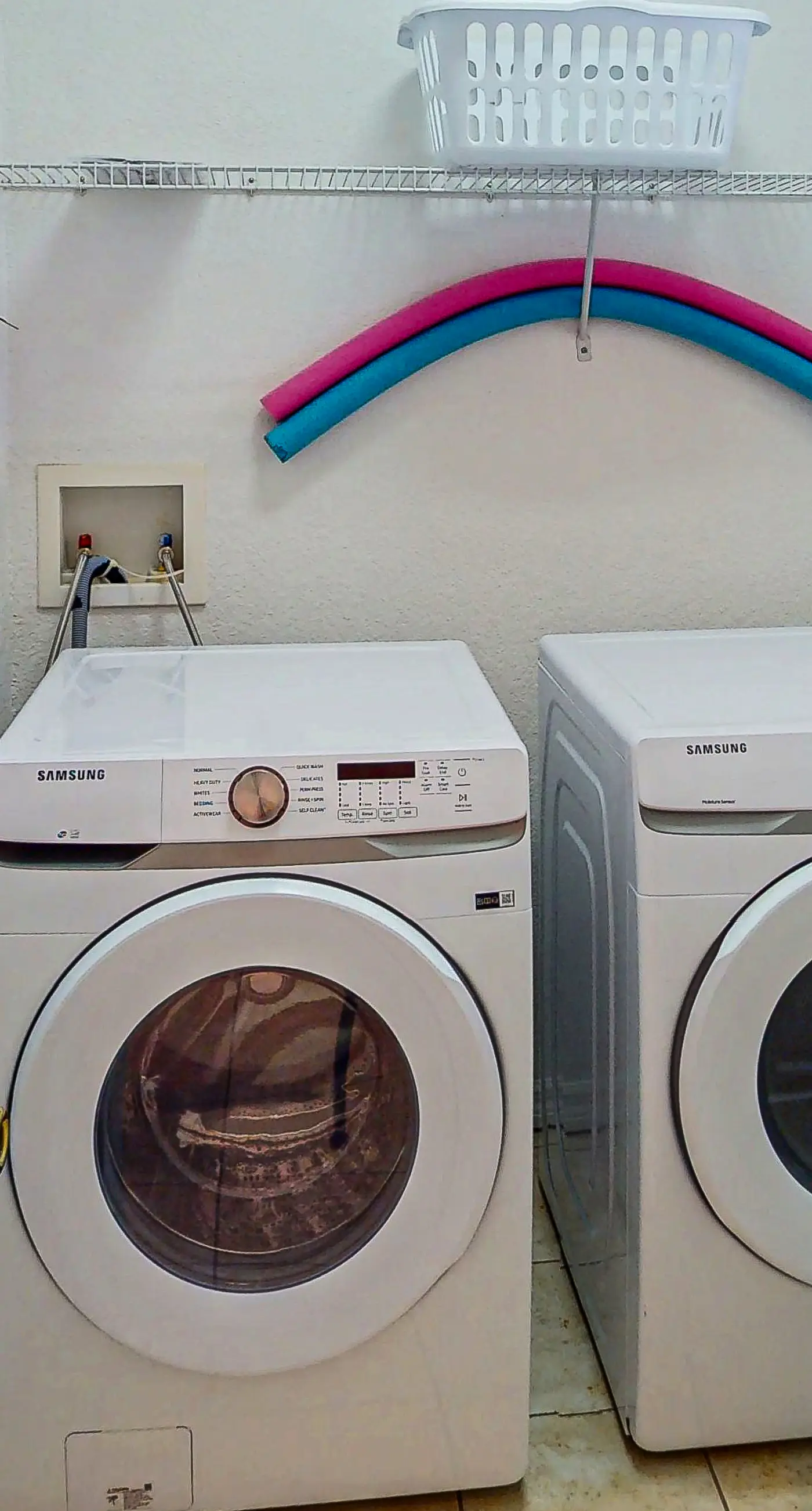 3rd floor condo w/ tennis court, basketball court, gym, sauna, balcony