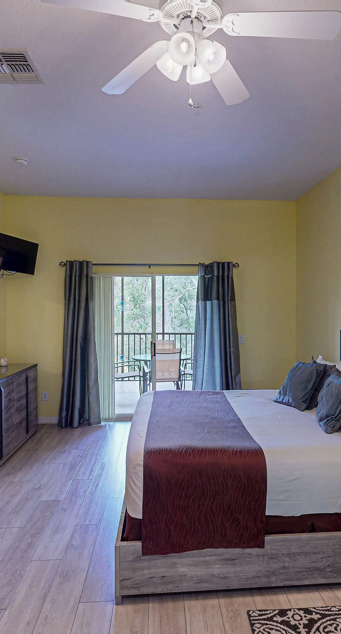 3rd floor condo w/ tennis court, basketball court, gym, sauna, balcony