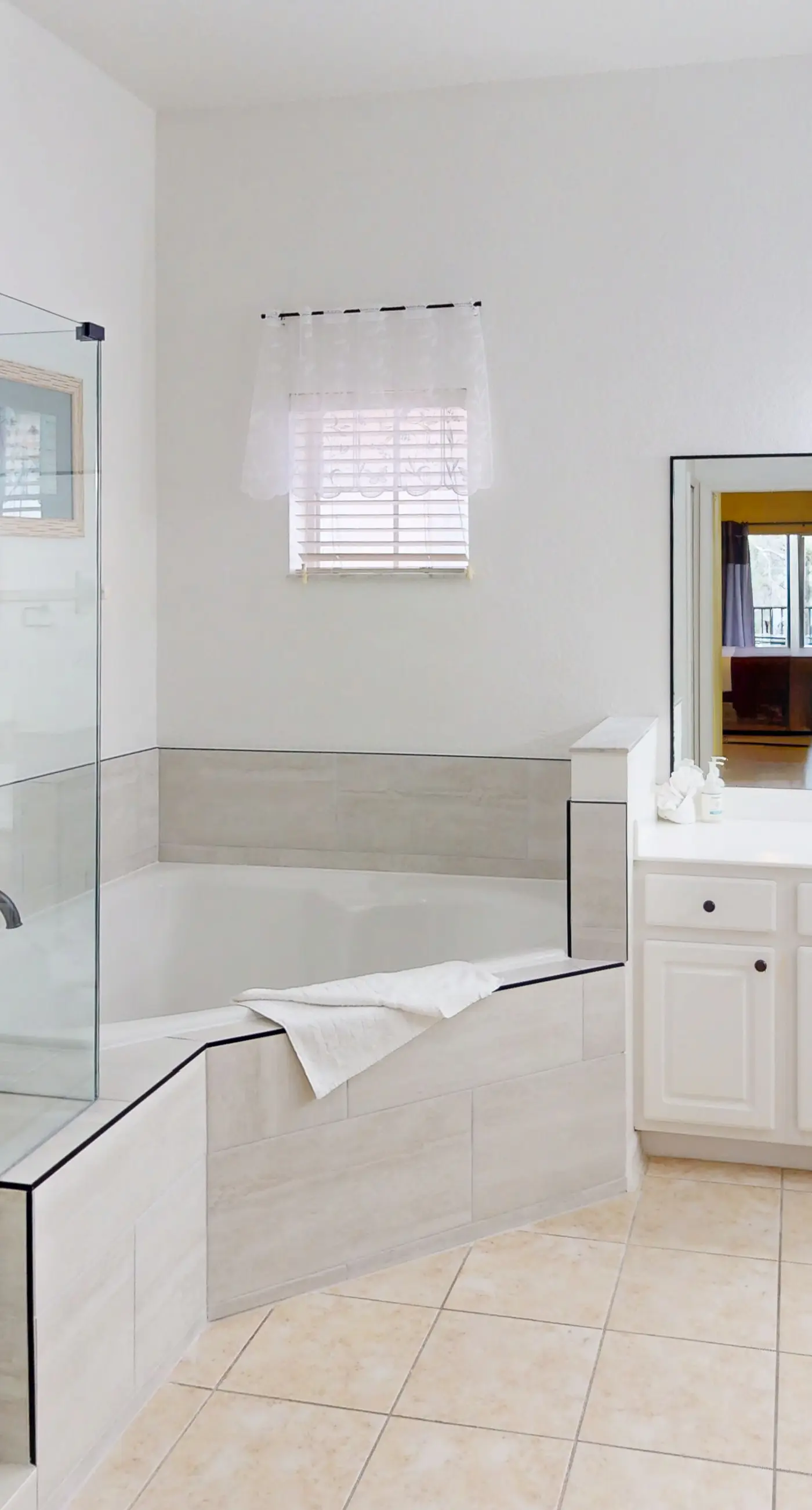 3rd floor condo w/ tennis court, basketball court, gym, sauna, balcony