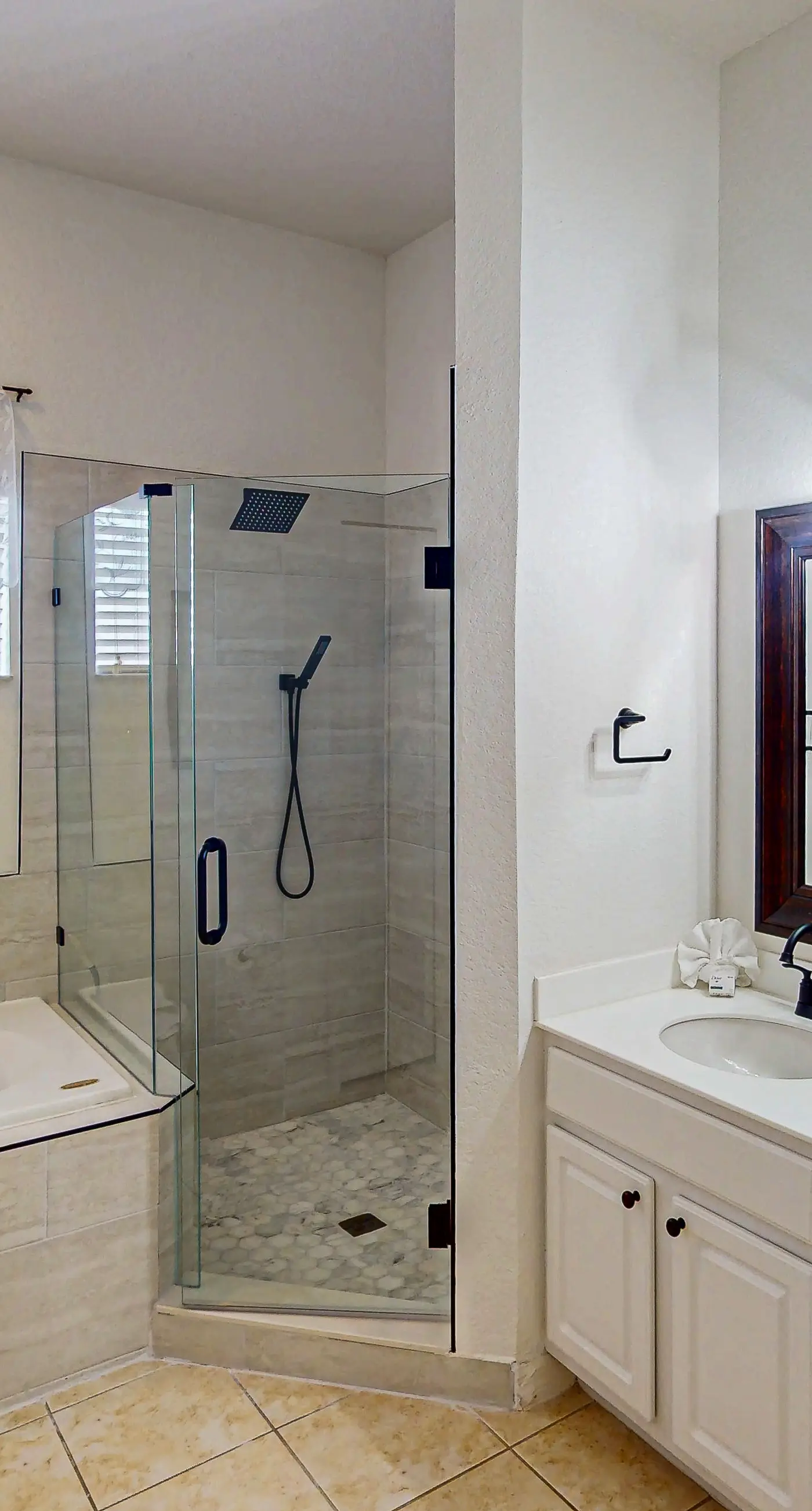 3rd floor condo w/ tennis court, basketball court, gym, sauna, balcony