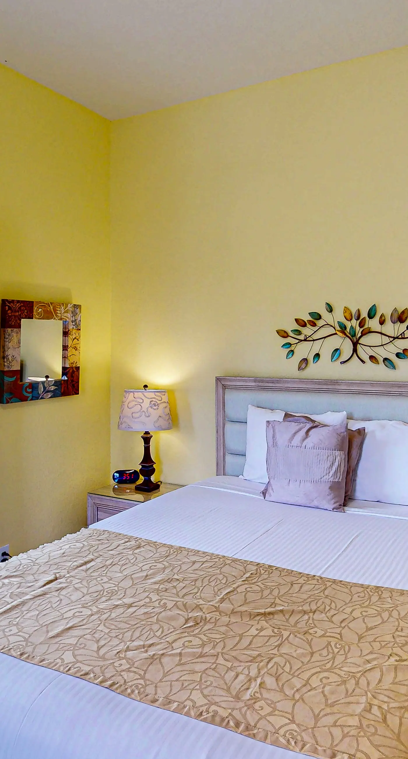 3rd floor condo w/ tennis court, basketball court, gym, sauna, balcony