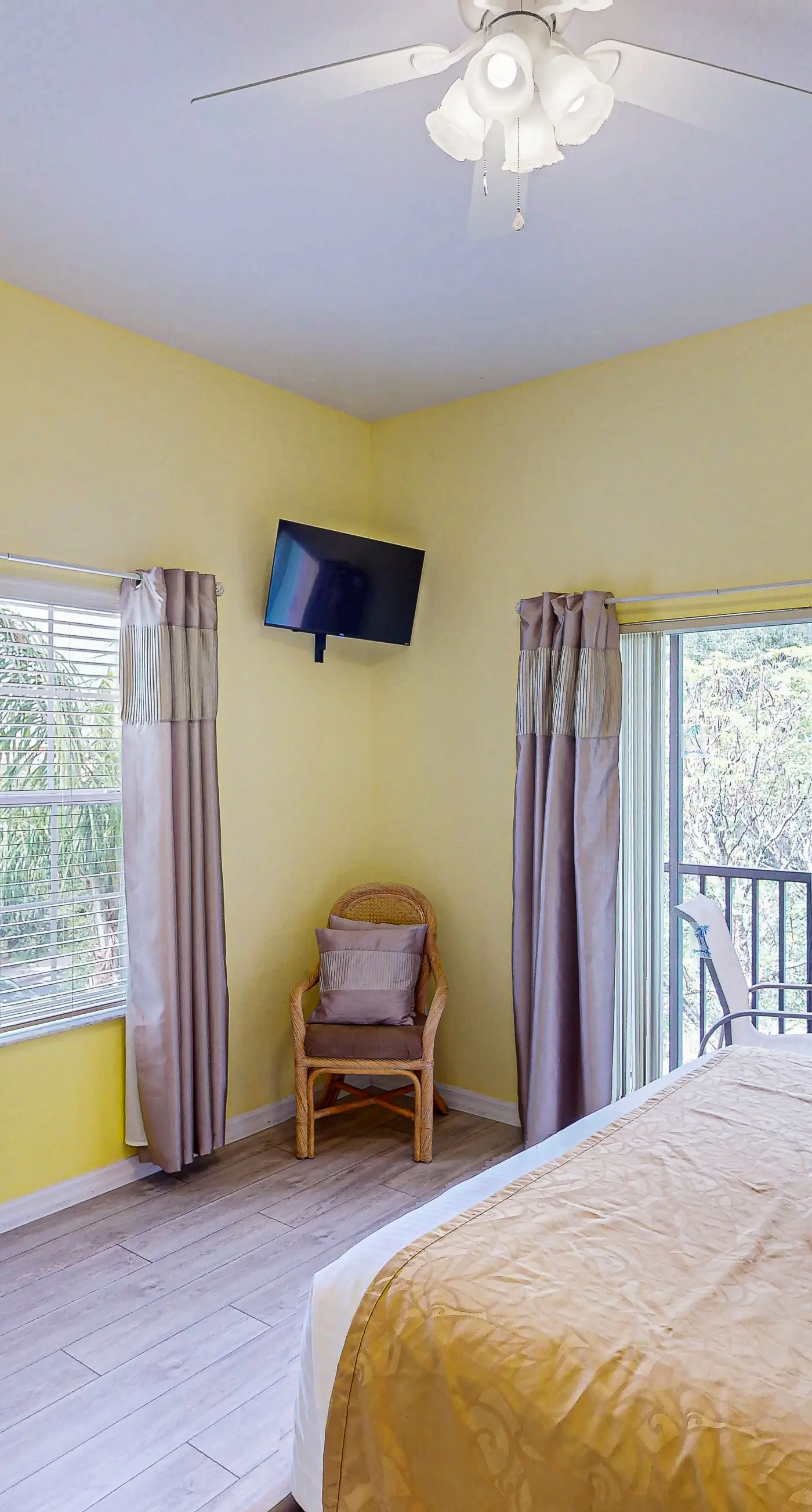 3rd floor condo w/ tennis court, basketball court, gym, sauna, balcony