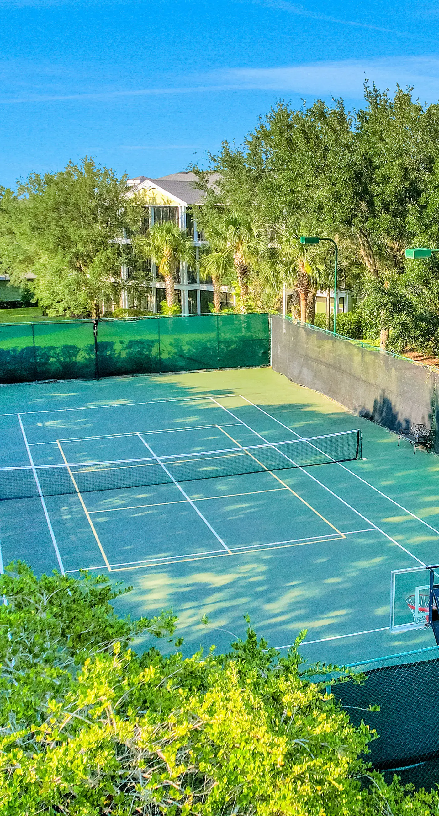 3rd floor condo w/ tennis court, basketball court, gym, sauna, balcony