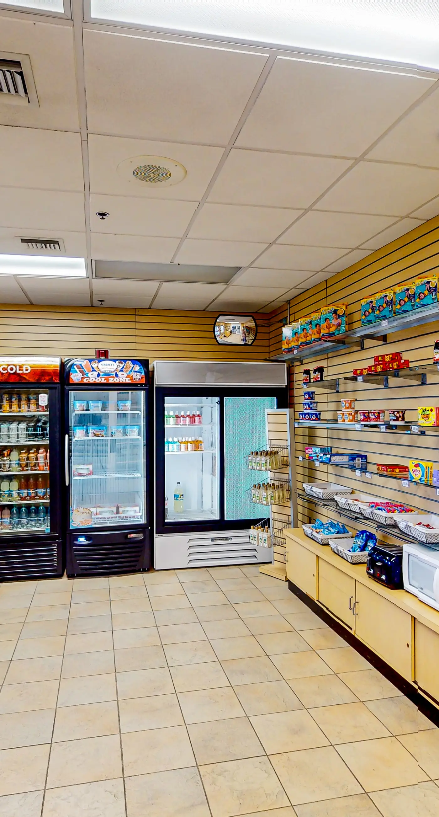 3rd floor condo w/ tennis court, basketball court, gym, sauna, balcony