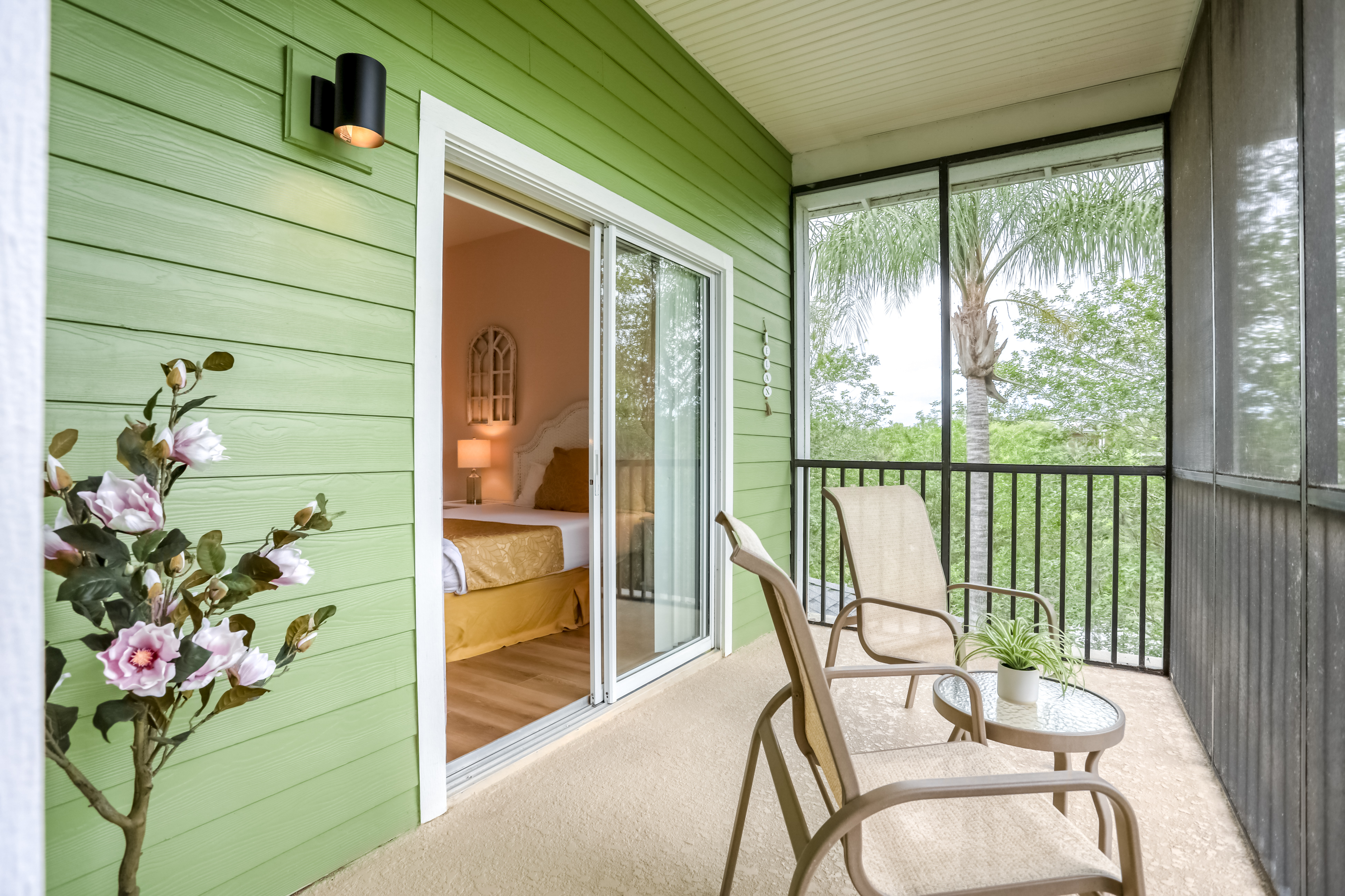 2nd floor condo with balcony, basketball court, near theme parks, & tennis court