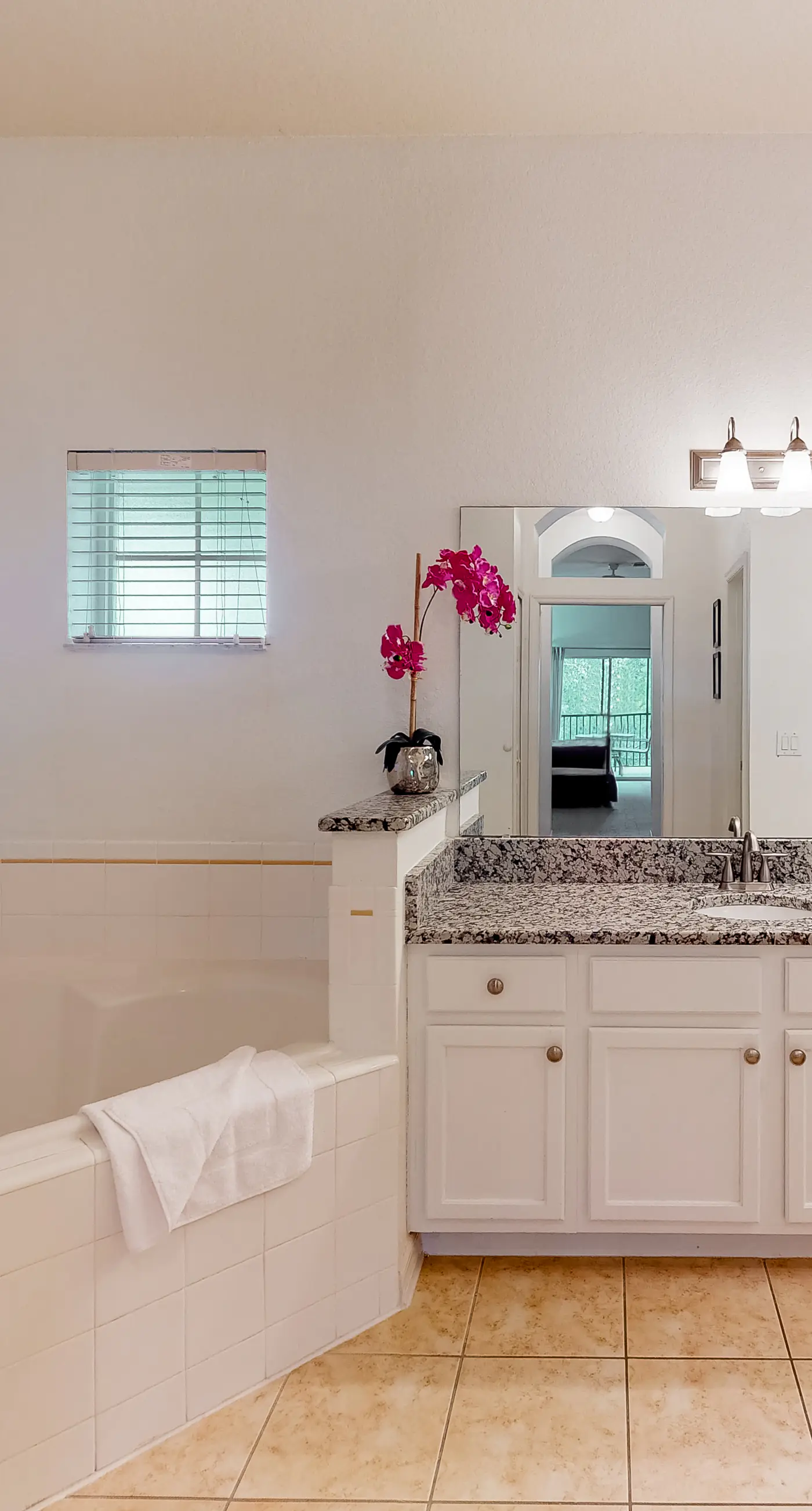 Exclusive lakeview condo, sleeps 8