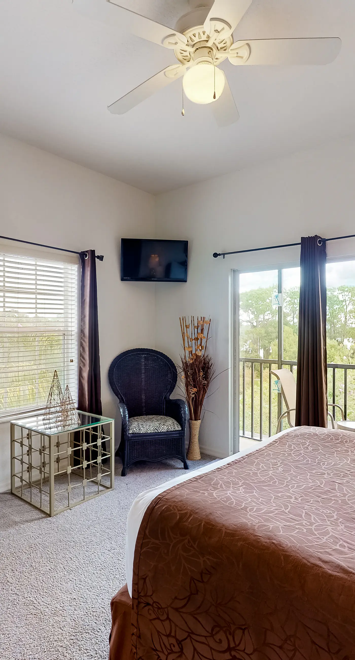 Exclusive lakeview condo, sleeps 8
