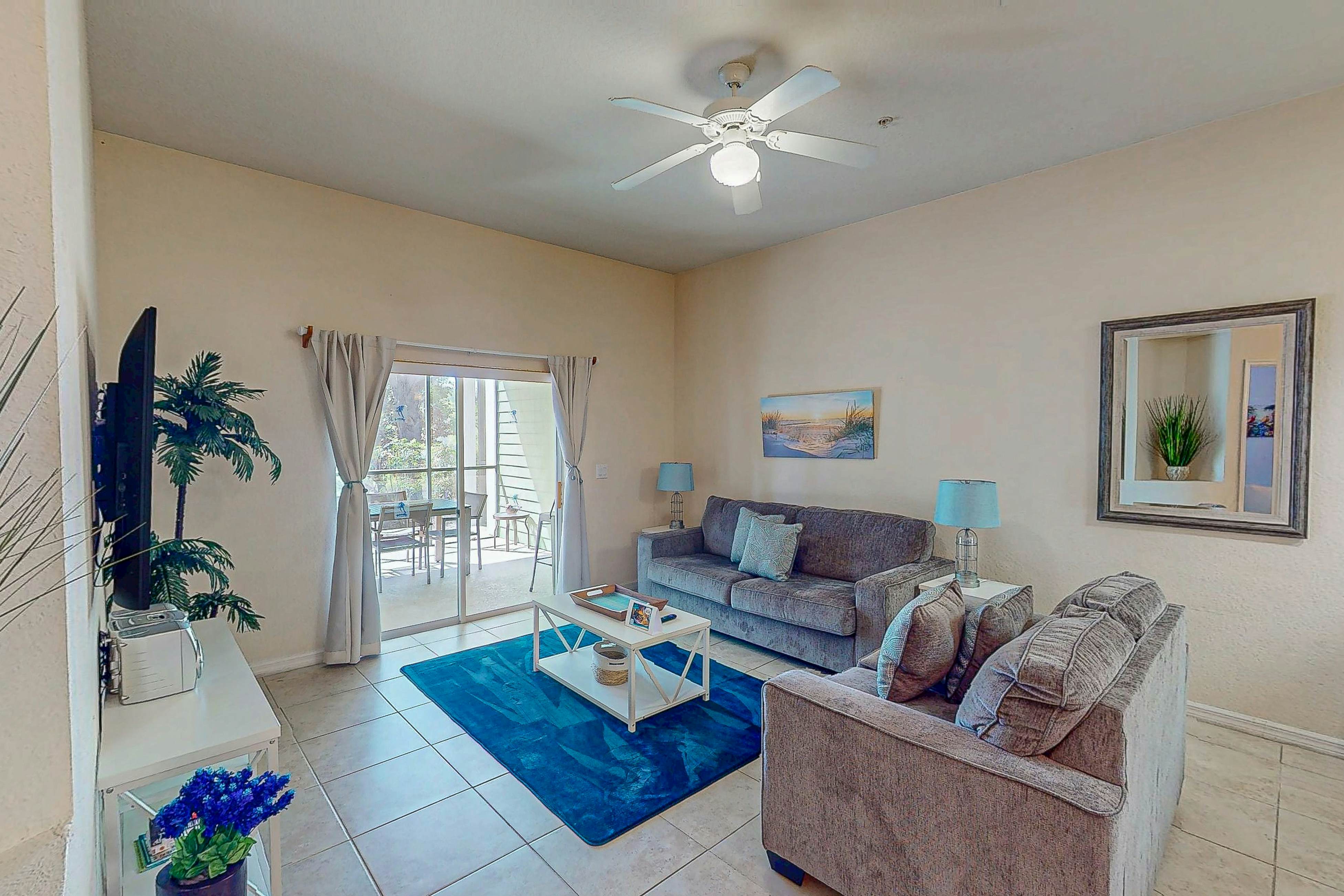 1st floor condo near theme parks, tennis court, patio, restaurant, shared pools