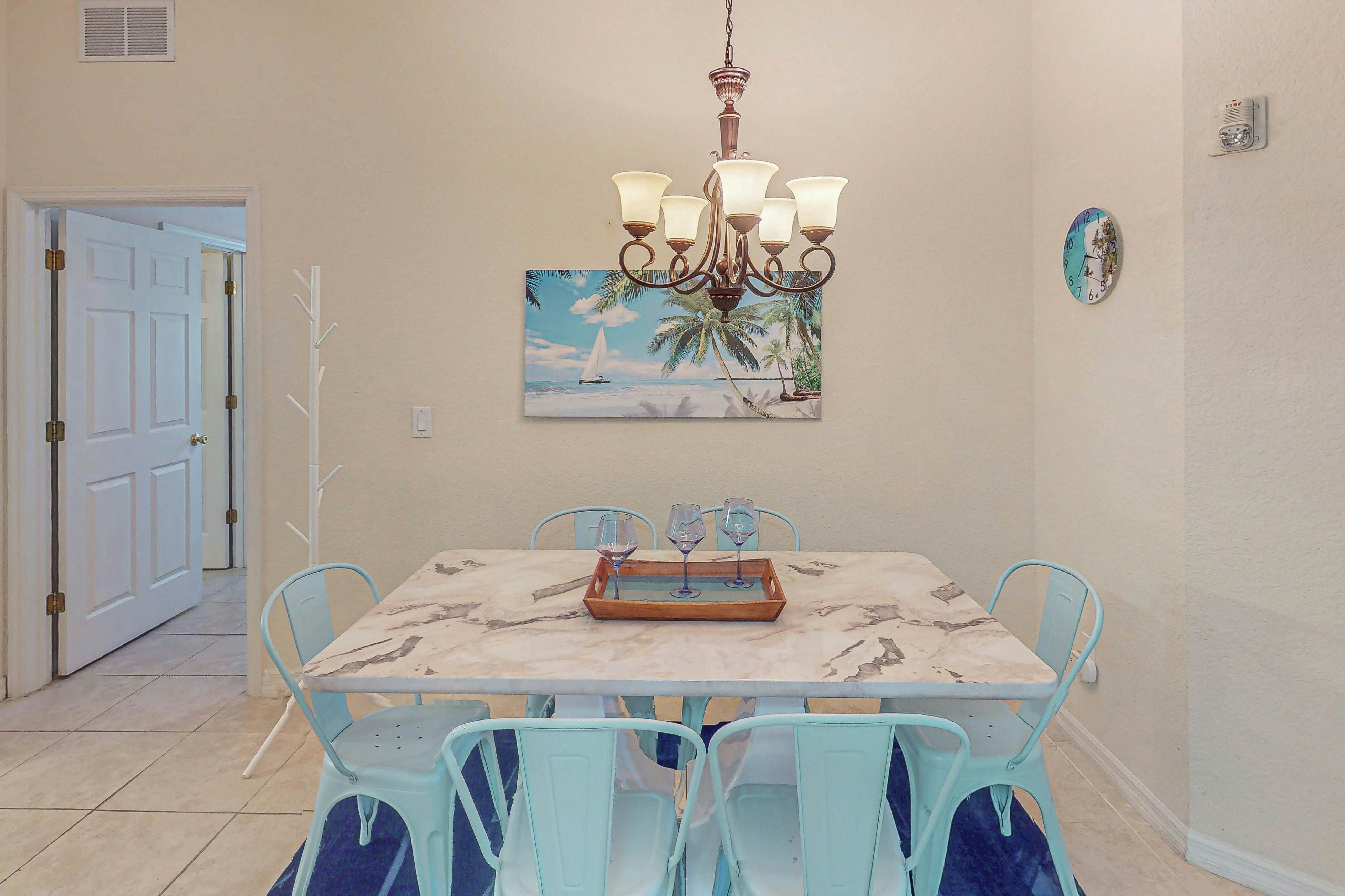 1st floor condo near theme parks, tennis court, patio, restaurant, shared pools