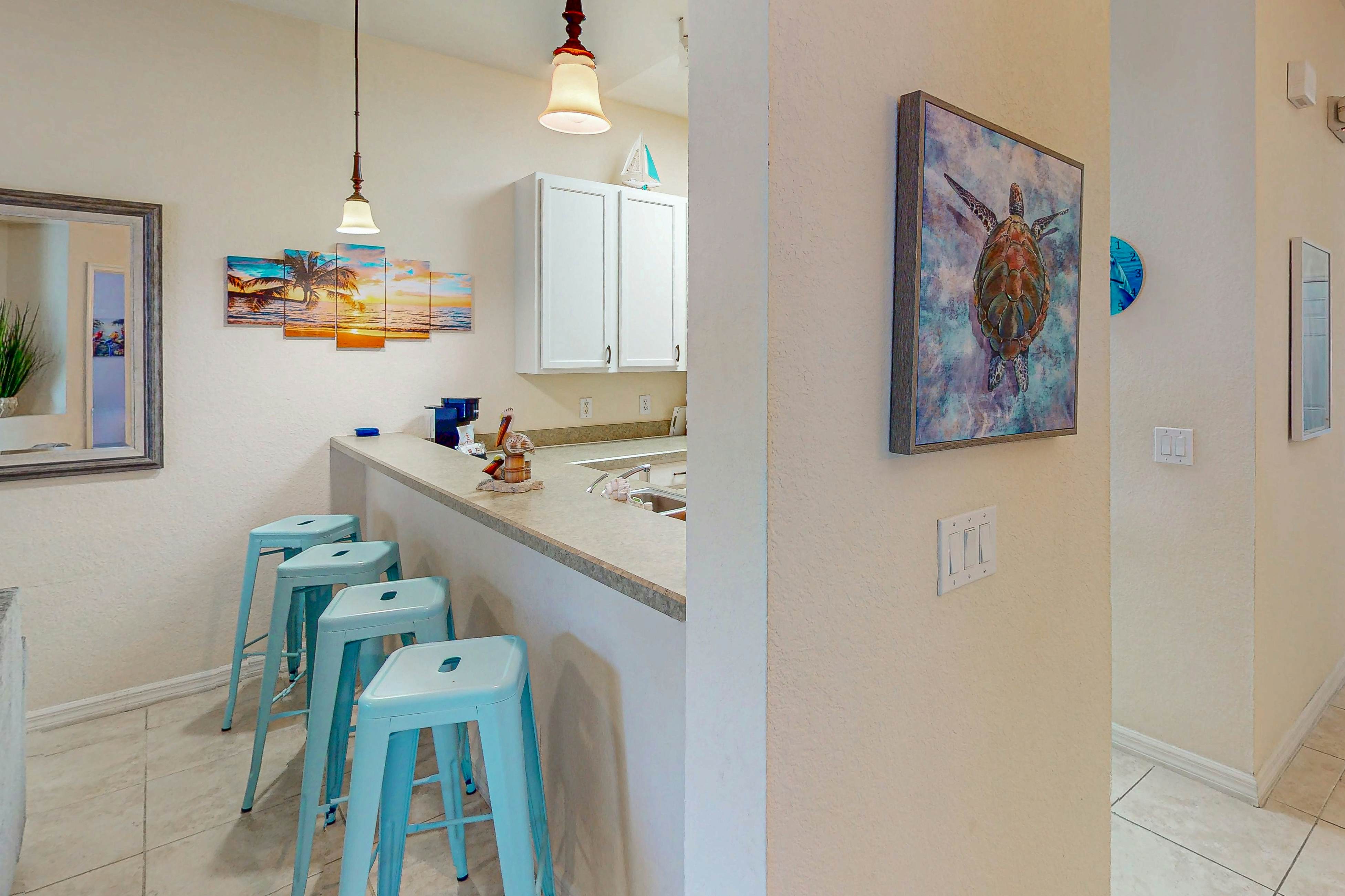 1st floor condo near theme parks, tennis court, patio, restaurant, shared pools