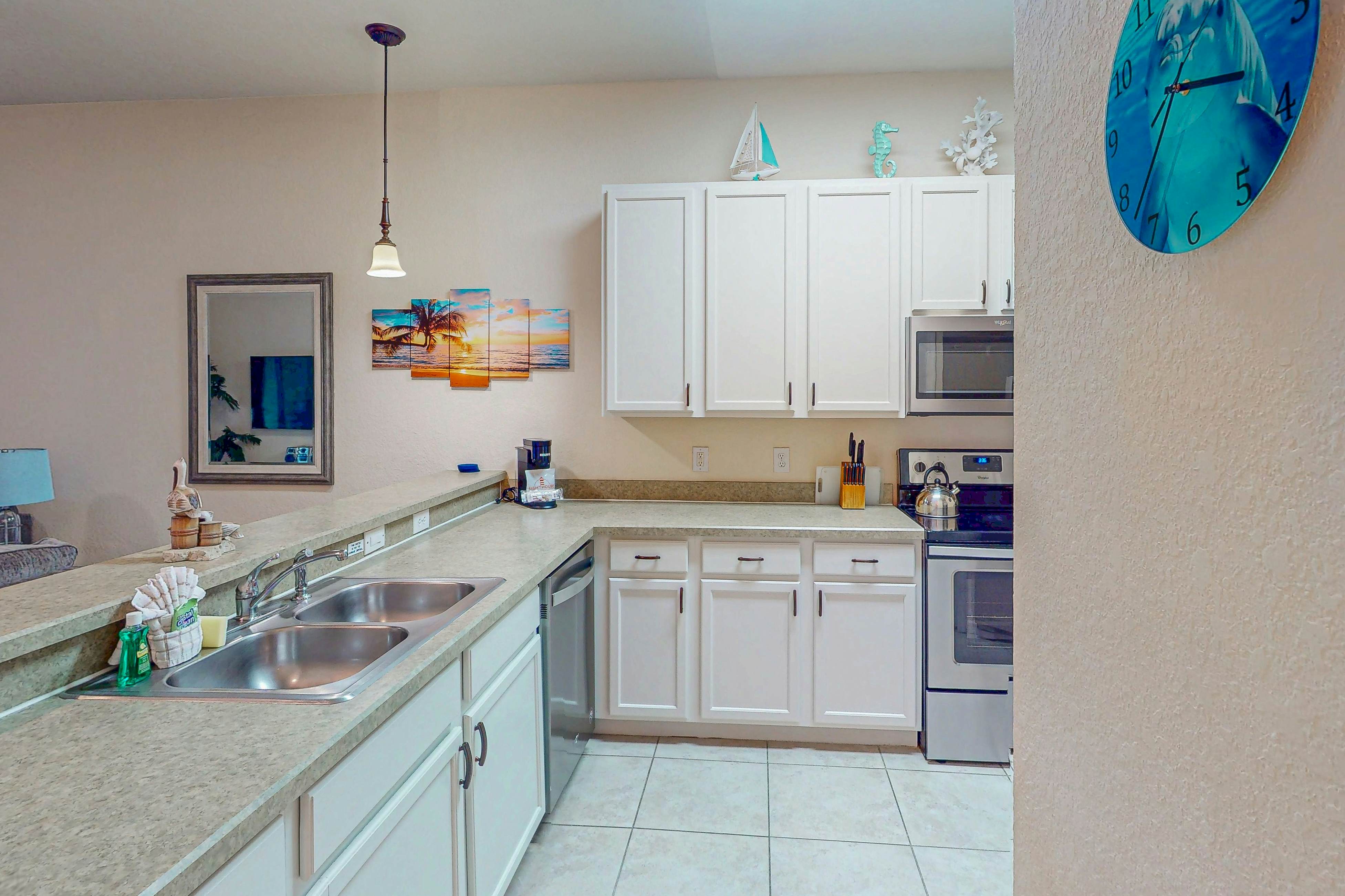 1st floor condo near theme parks, tennis court, patio, restaurant, shared pools