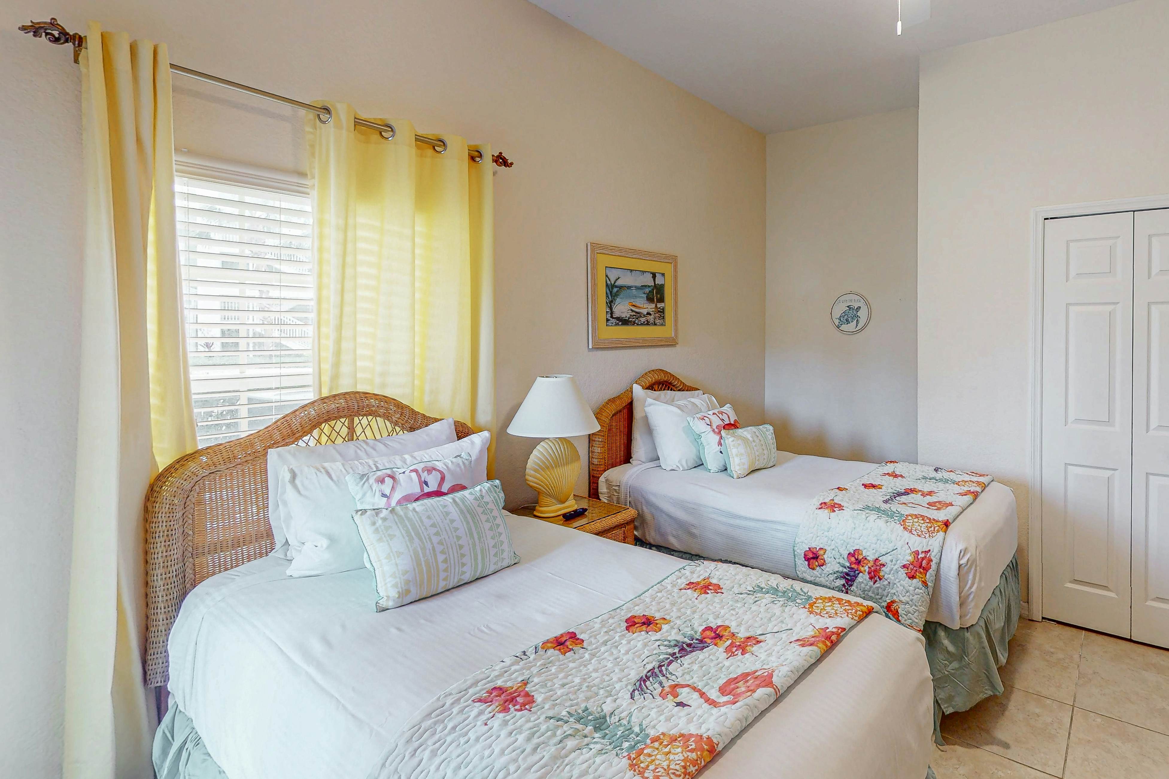 1st floor condo near theme parks, tennis court, patio, restaurant, shared pools