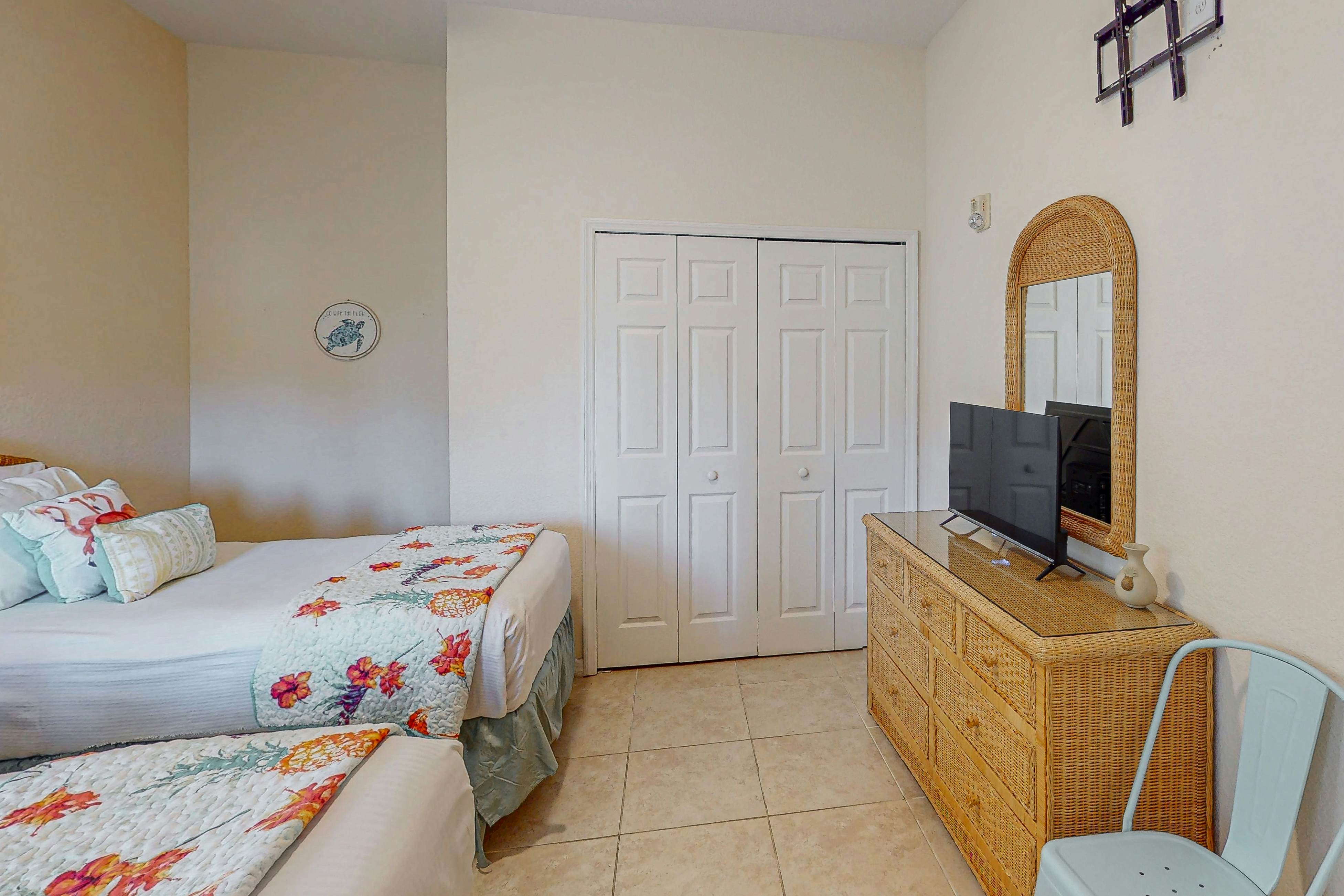 1st floor condo near theme parks, tennis court, patio, restaurant, shared pools