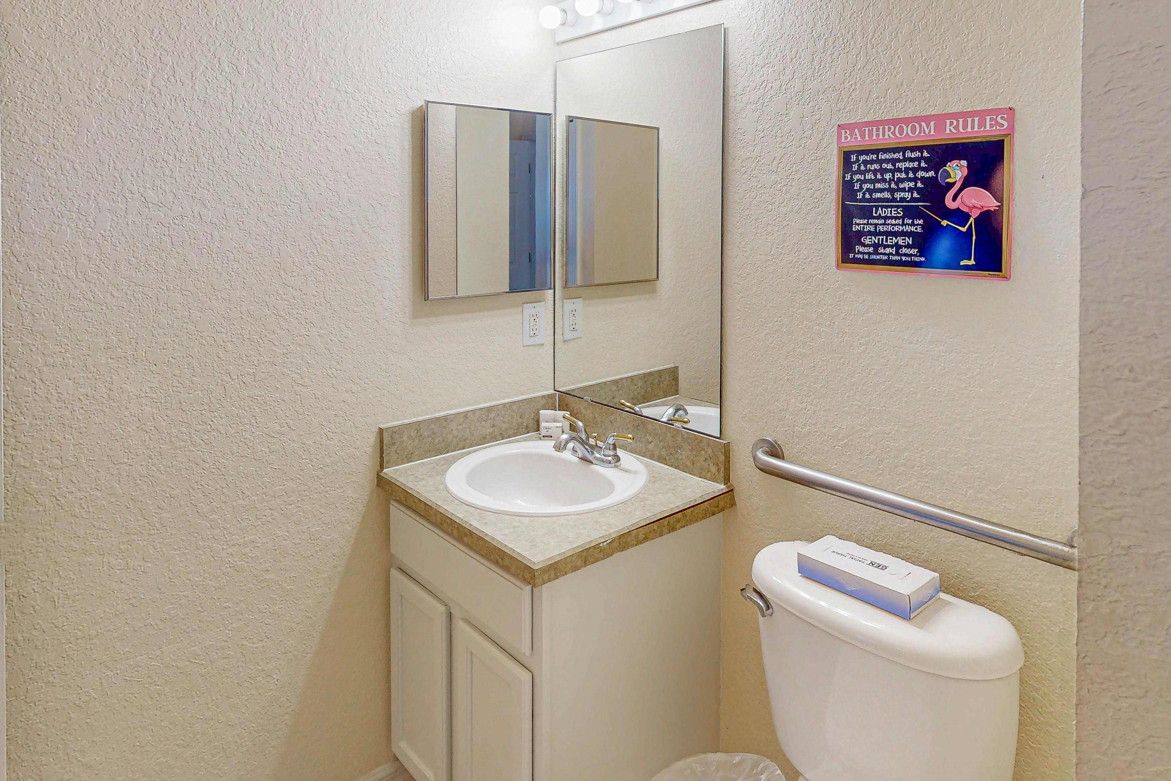 1st floor condo near theme parks, tennis court, patio, restaurant, shared pools