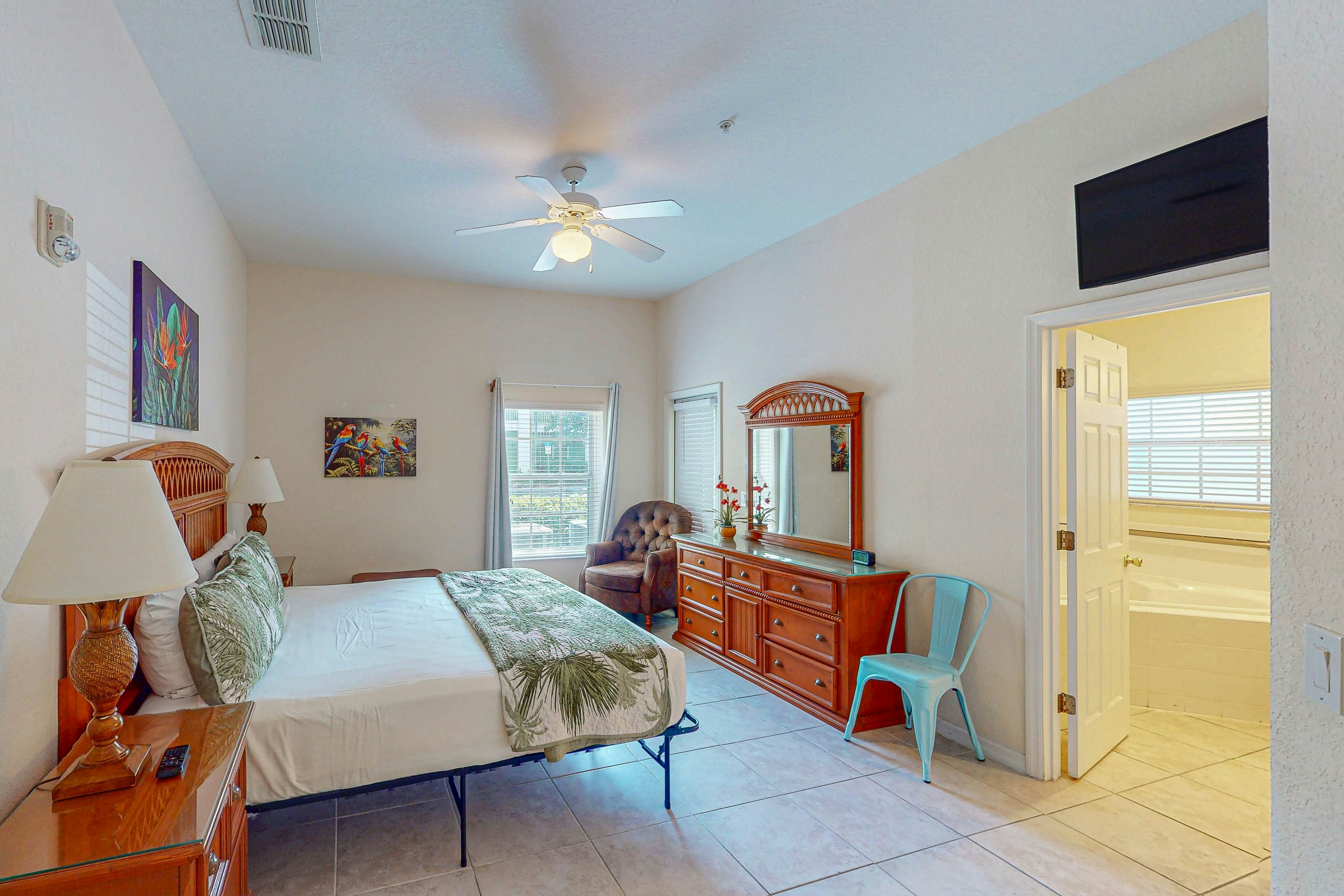 1st floor condo near theme parks, tennis court, patio, restaurant, shared pools