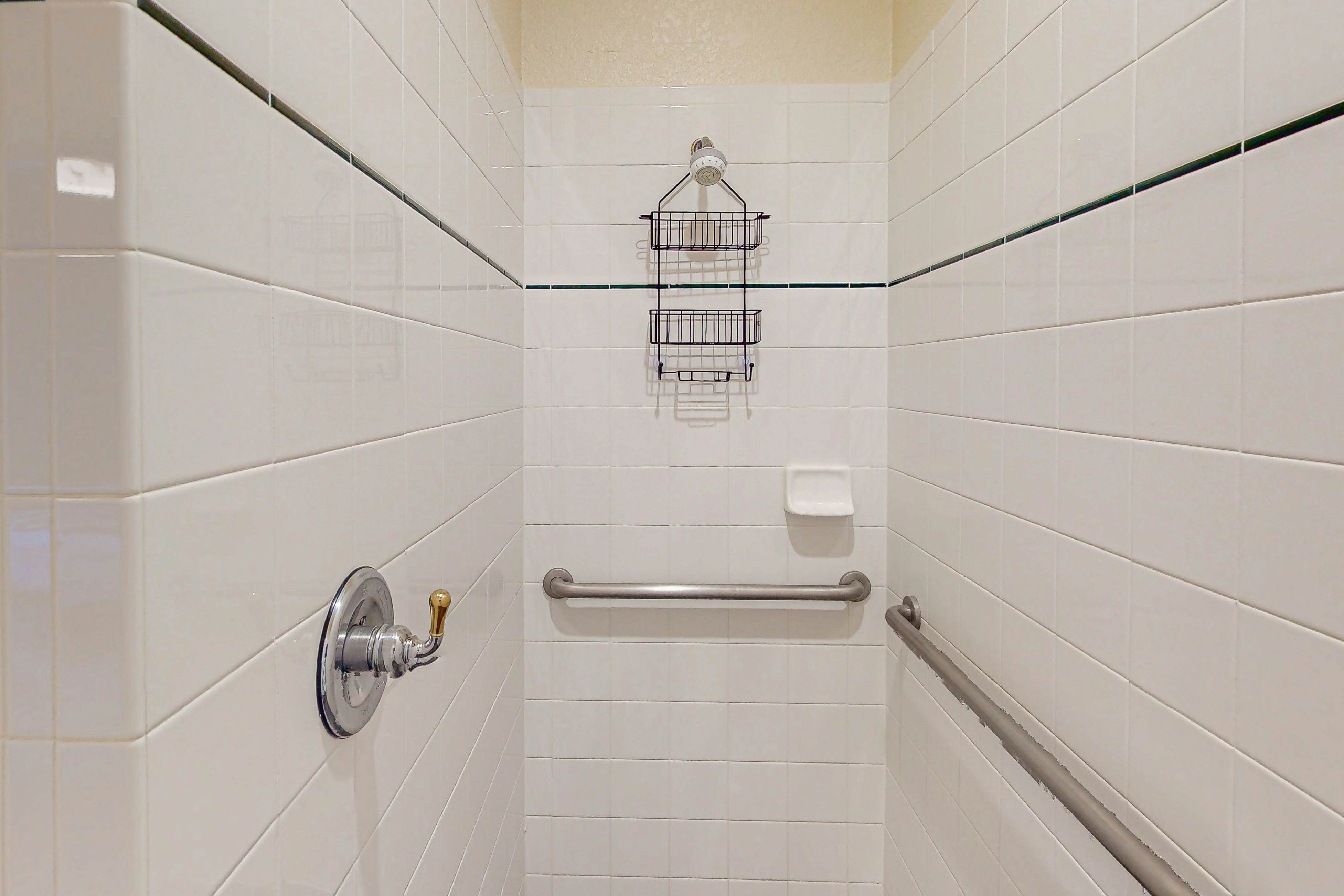 1st floor condo near theme parks, tennis court, patio, restaurant, shared pools