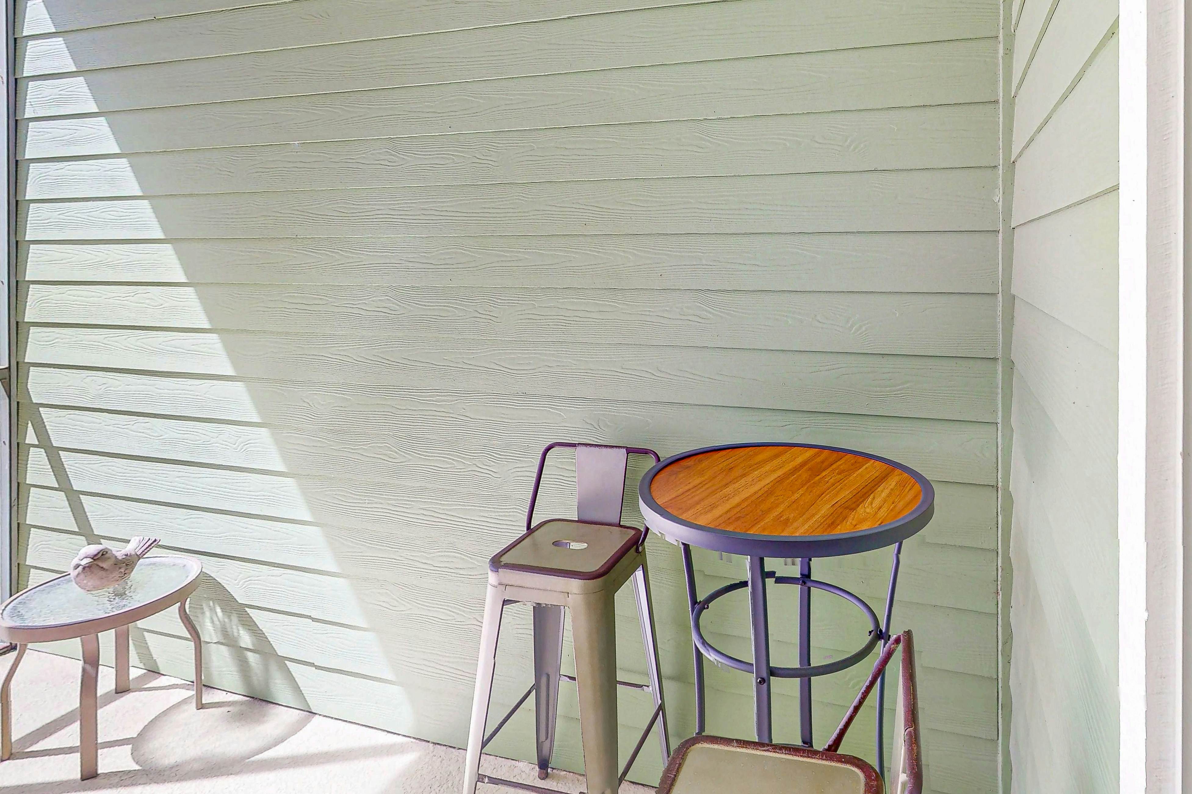 1st floor condo near theme parks, tennis court, patio, restaurant, shared pools