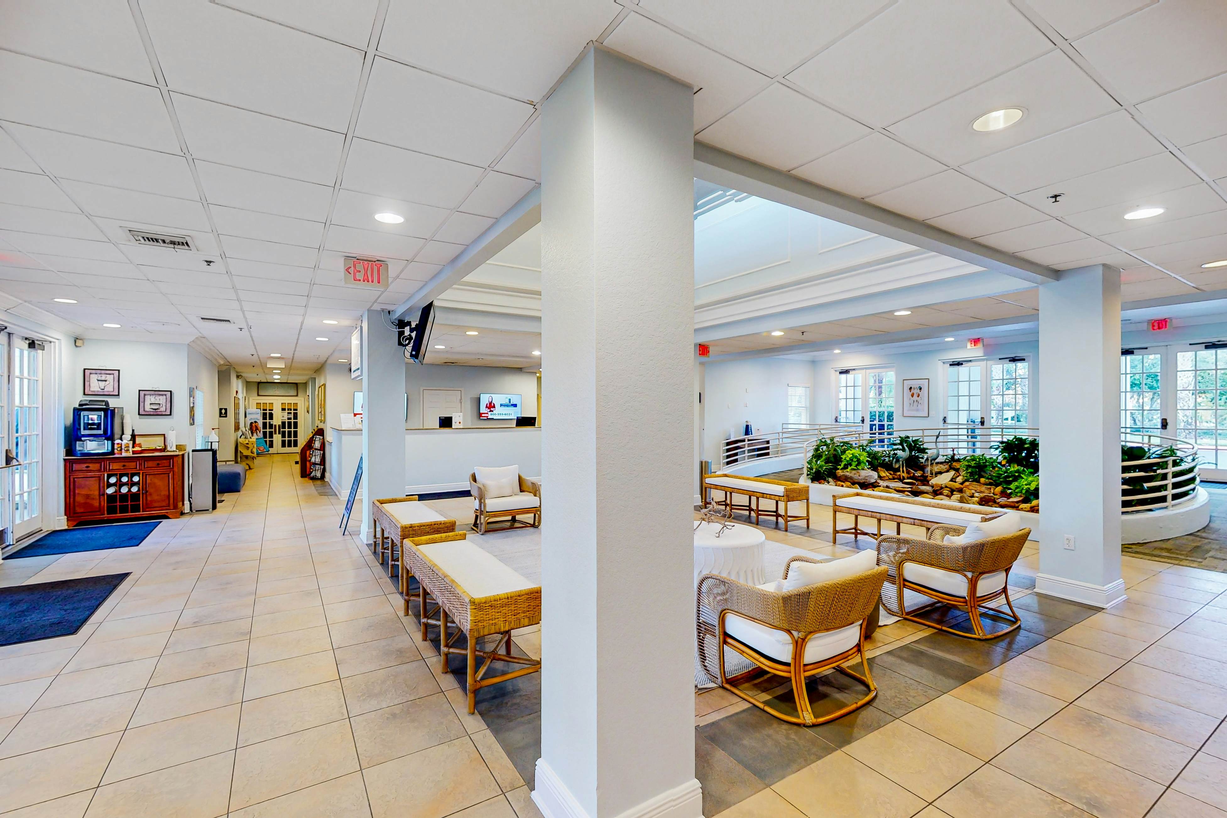 1st floor condo near theme parks, tennis court, patio, restaurant, shared pools