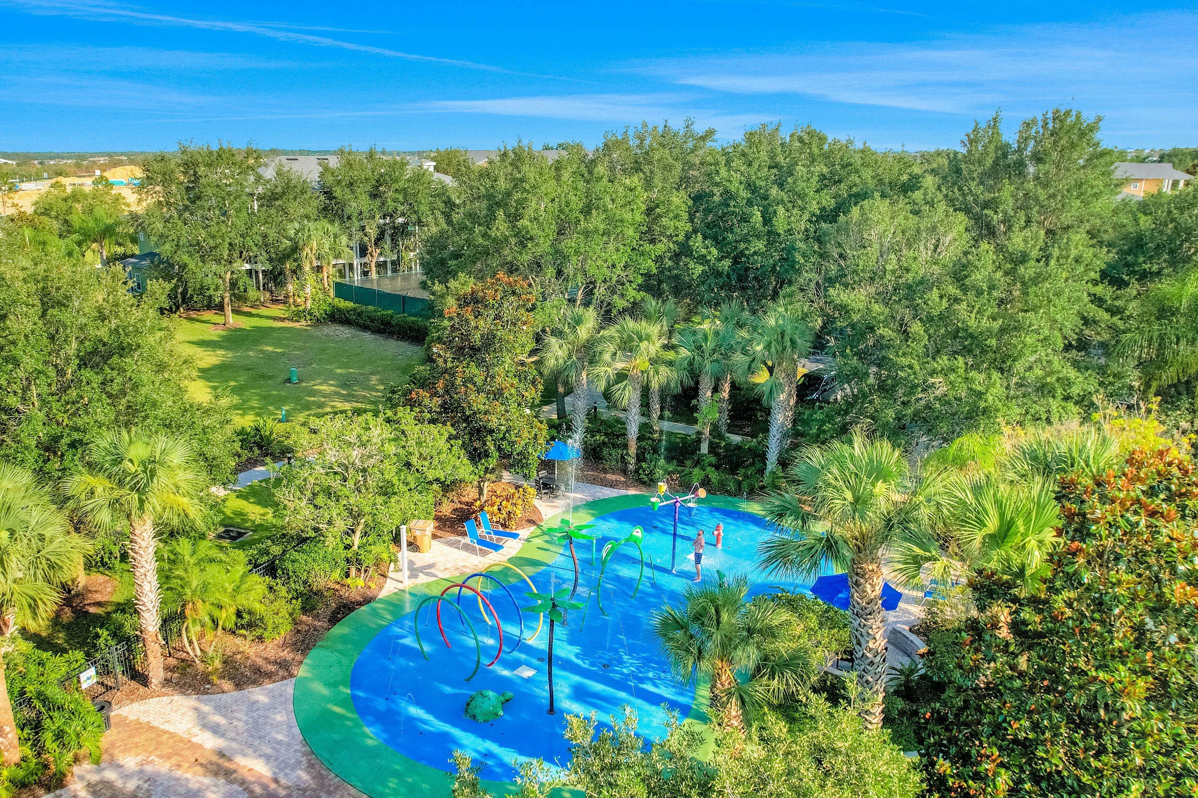 1st floor condo near theme parks, tennis court, patio, restaurant, shared pools