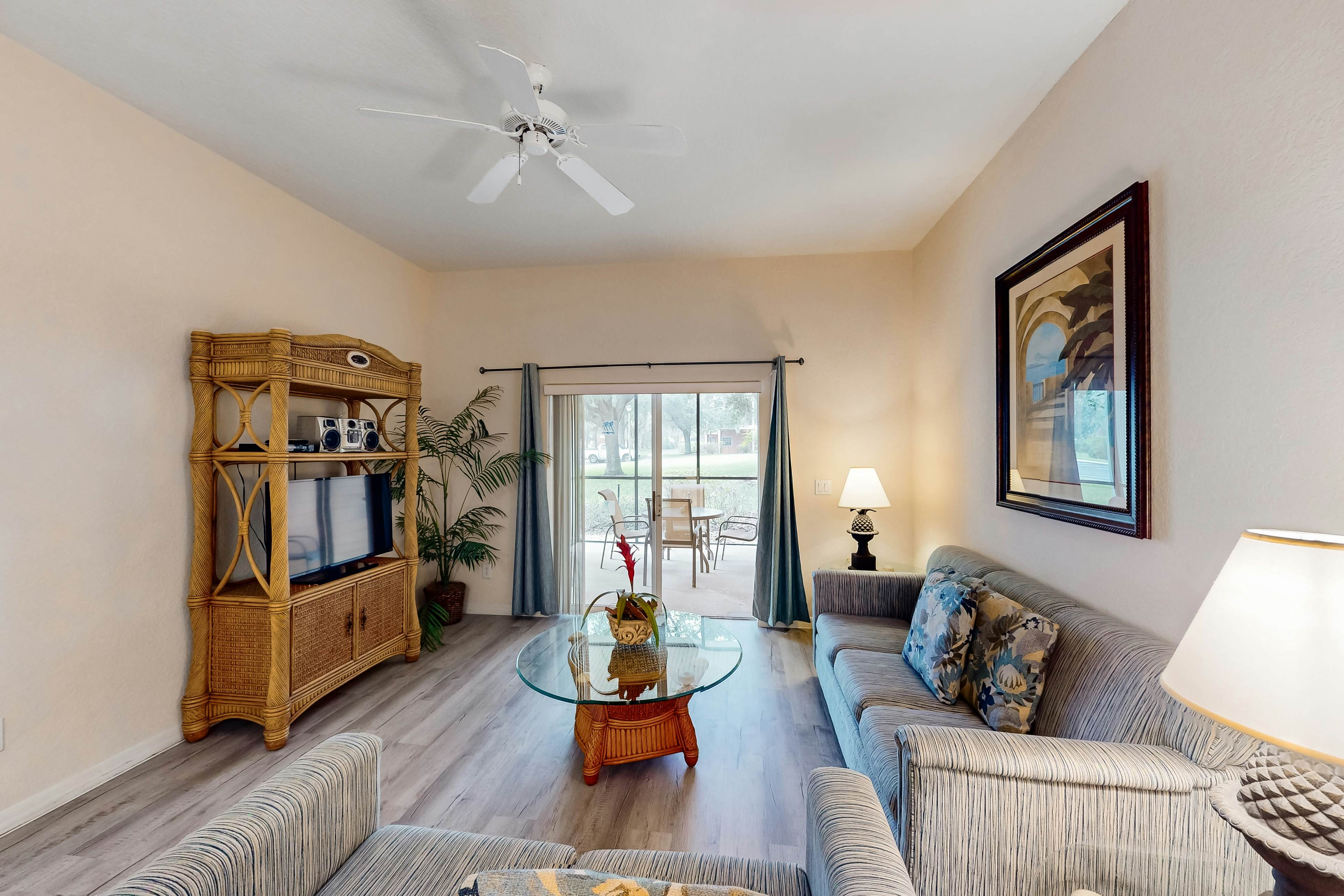 1st floor condo w/ restaurant, patio, pools, near theme parks, basketball court