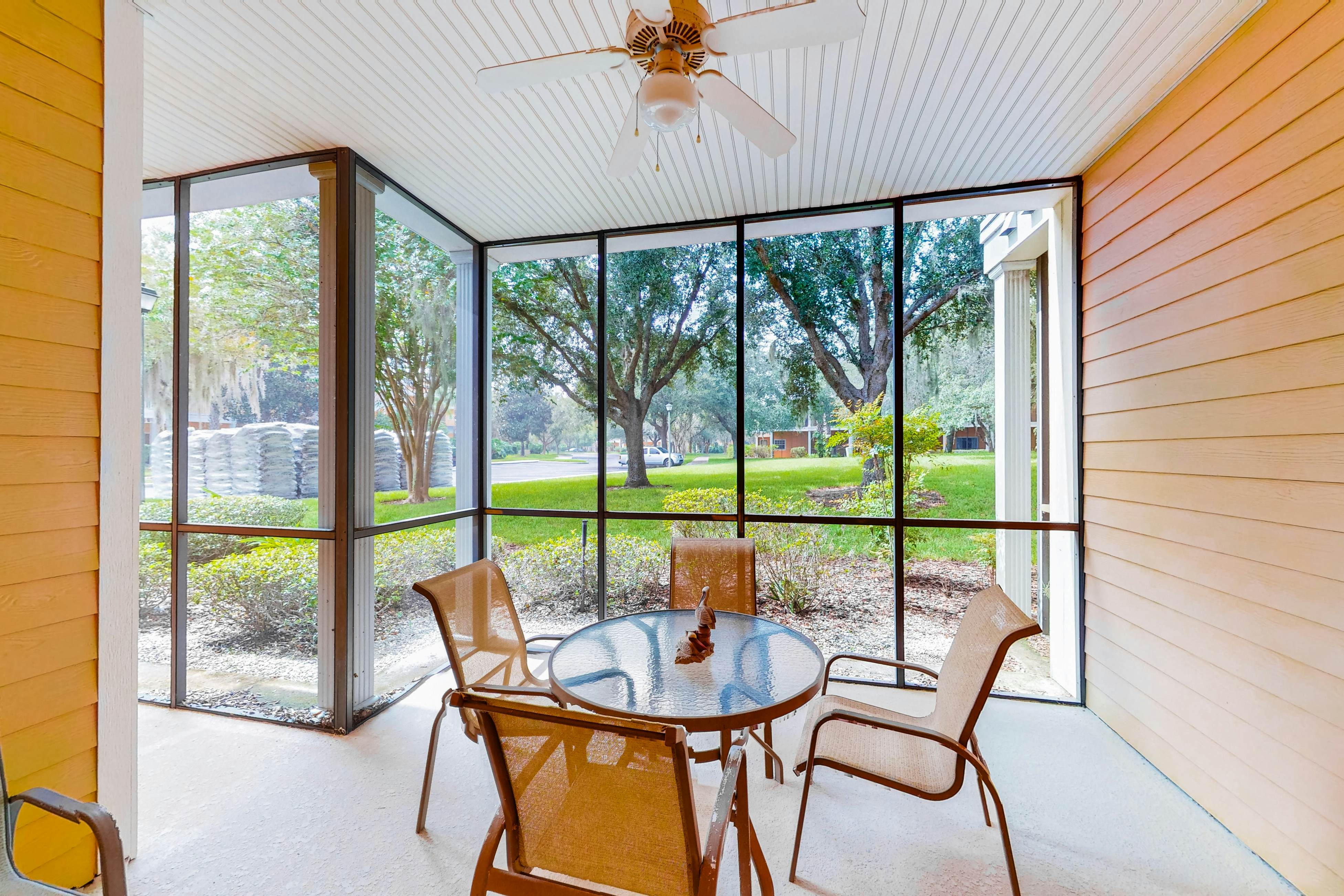 1st floor condo w/ restaurant, patio, pools, near theme parks, basketball court