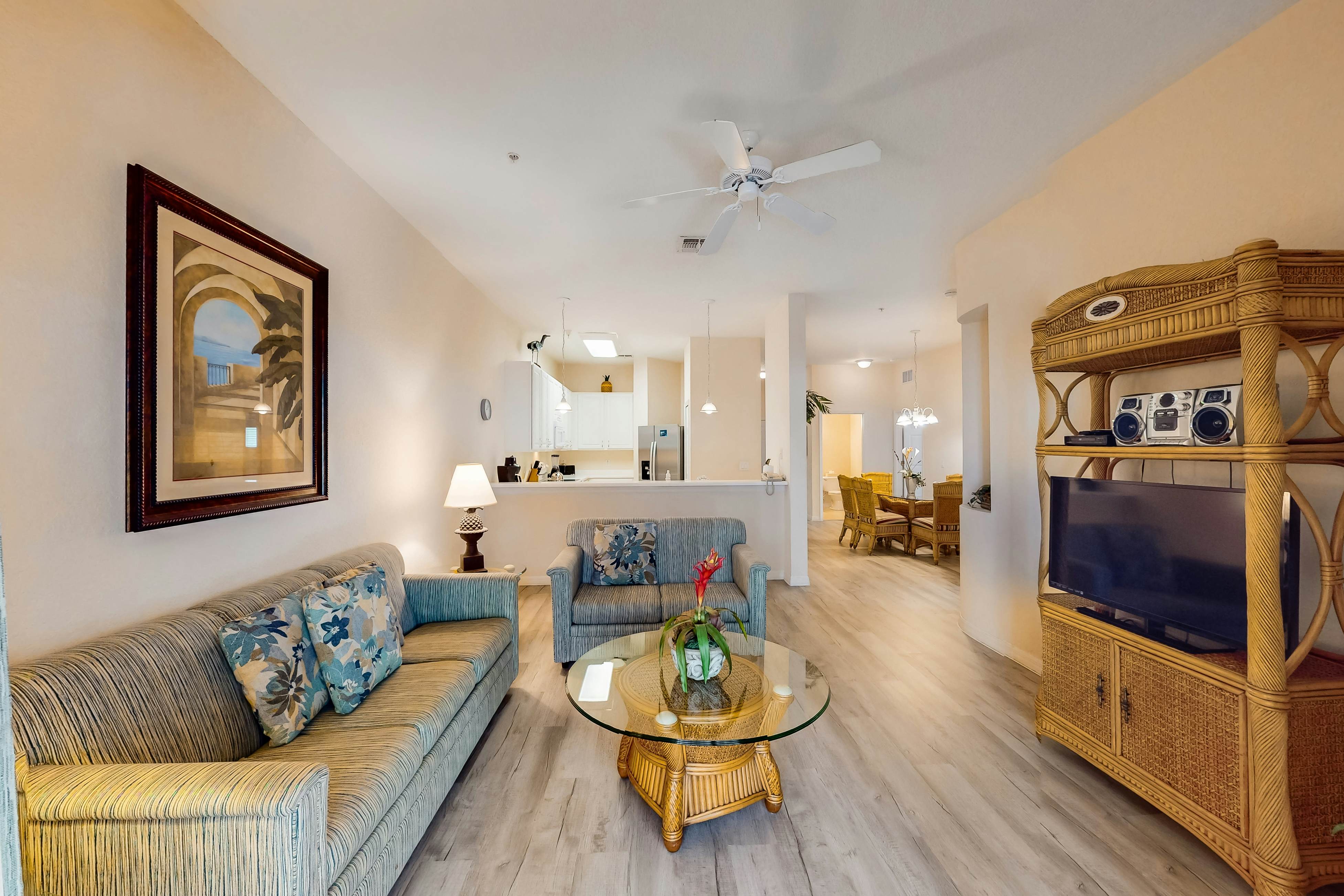 1st floor condo w/ restaurant, patio, pools, near theme parks, basketball court