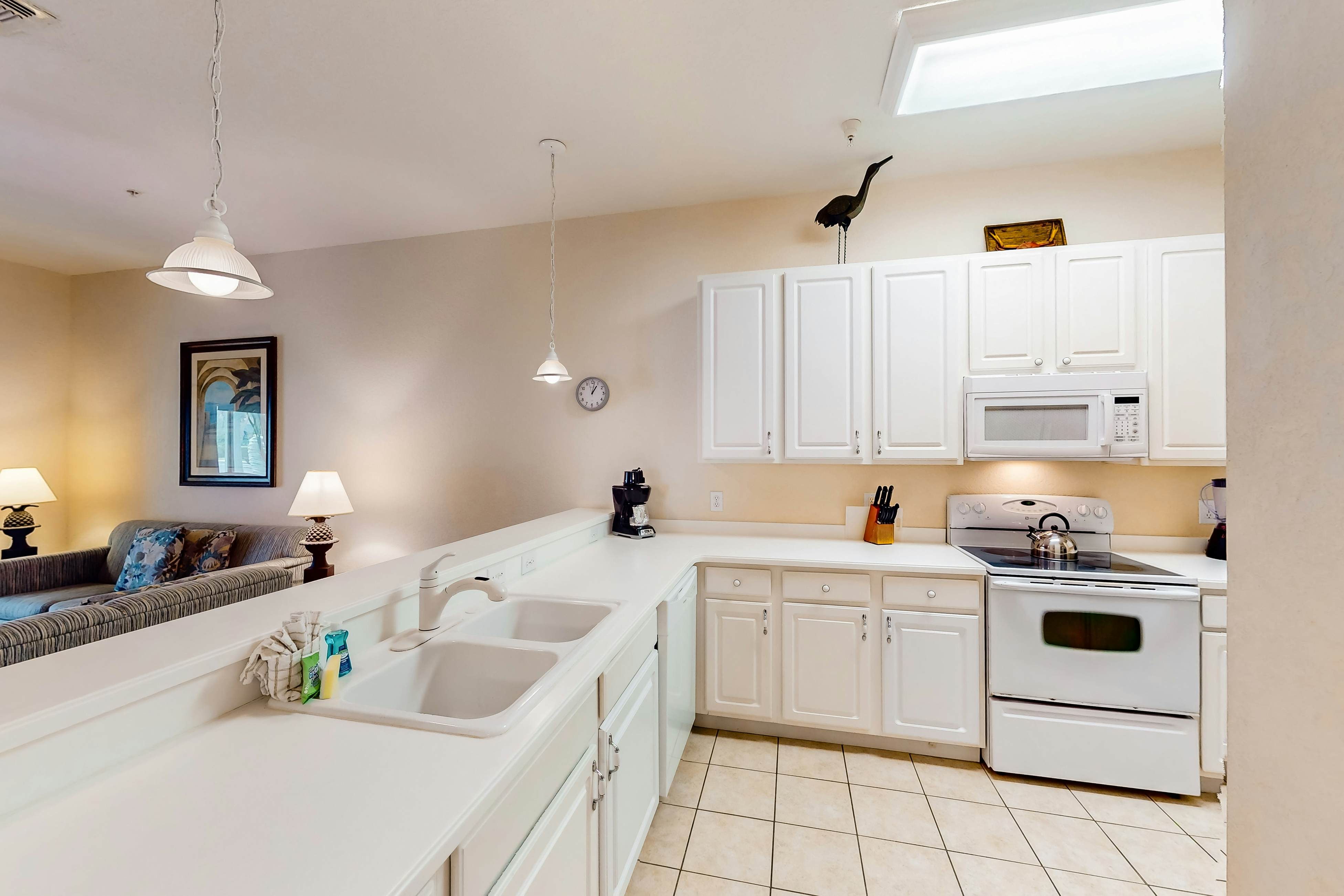 1st floor condo w/ restaurant, patio, pools, near theme parks, basketball court