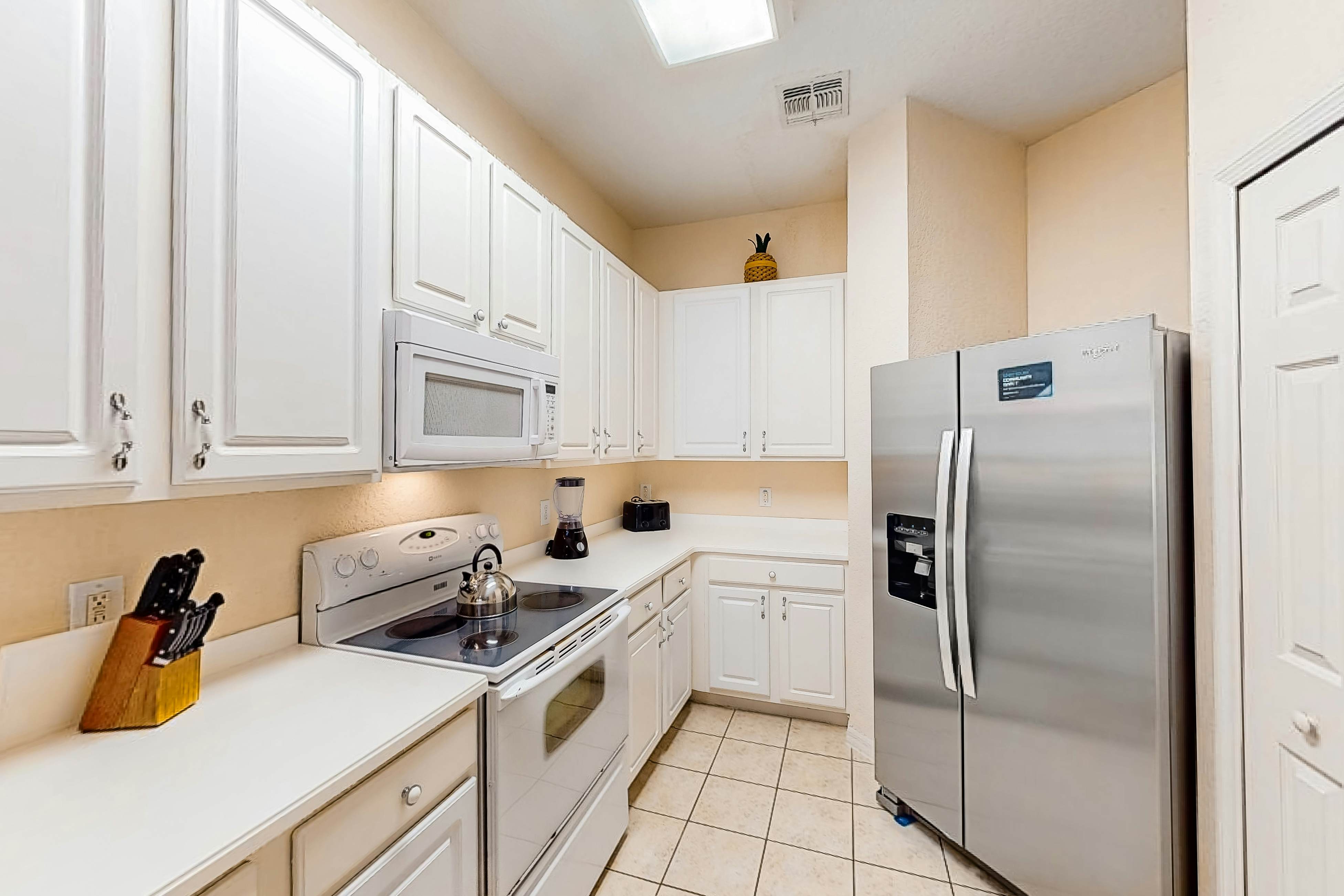 1st floor condo w/ restaurant, patio, pools, near theme parks, basketball court