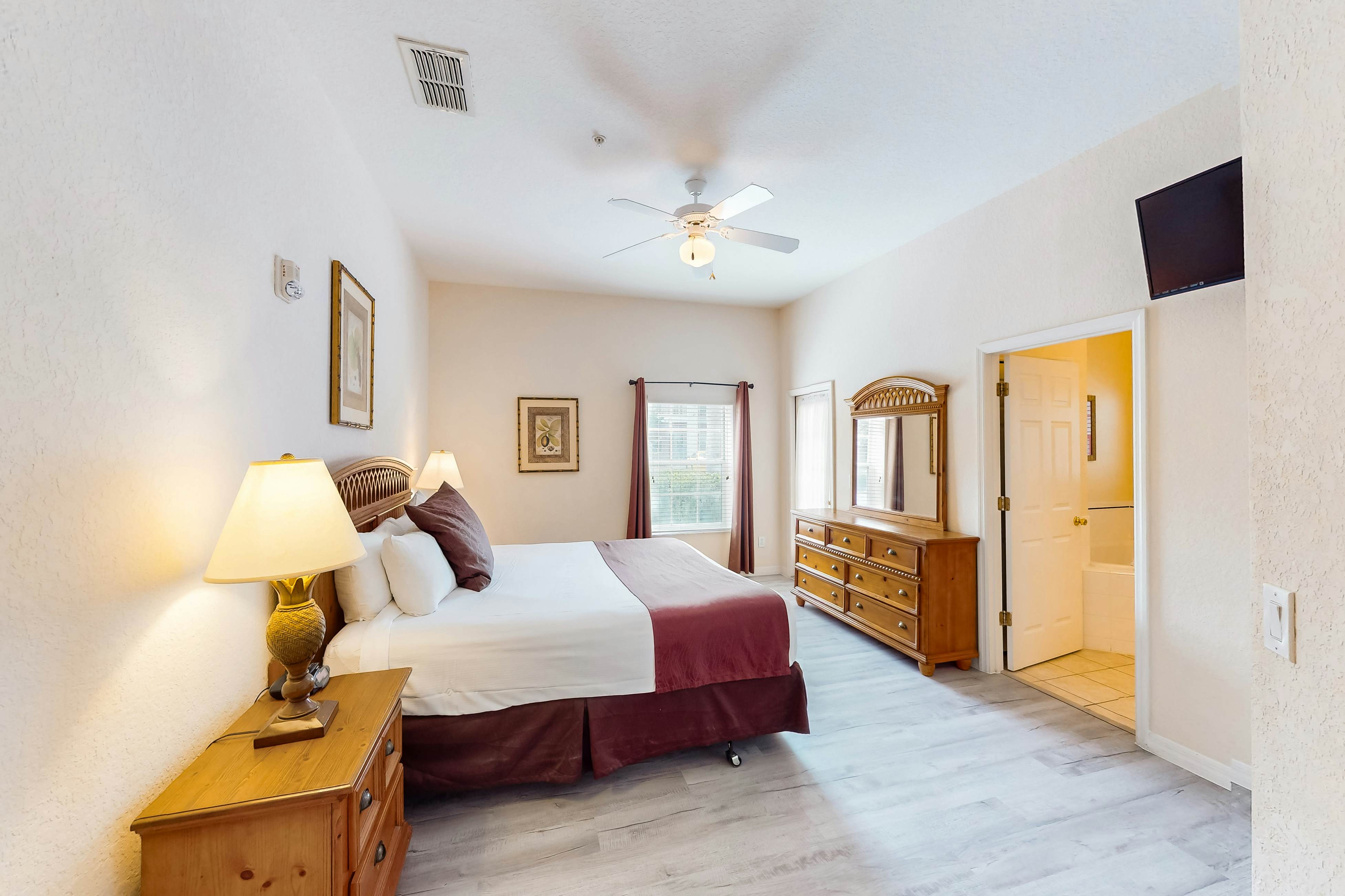 1st floor condo w/ restaurant, patio, pools, near theme parks, basketball court