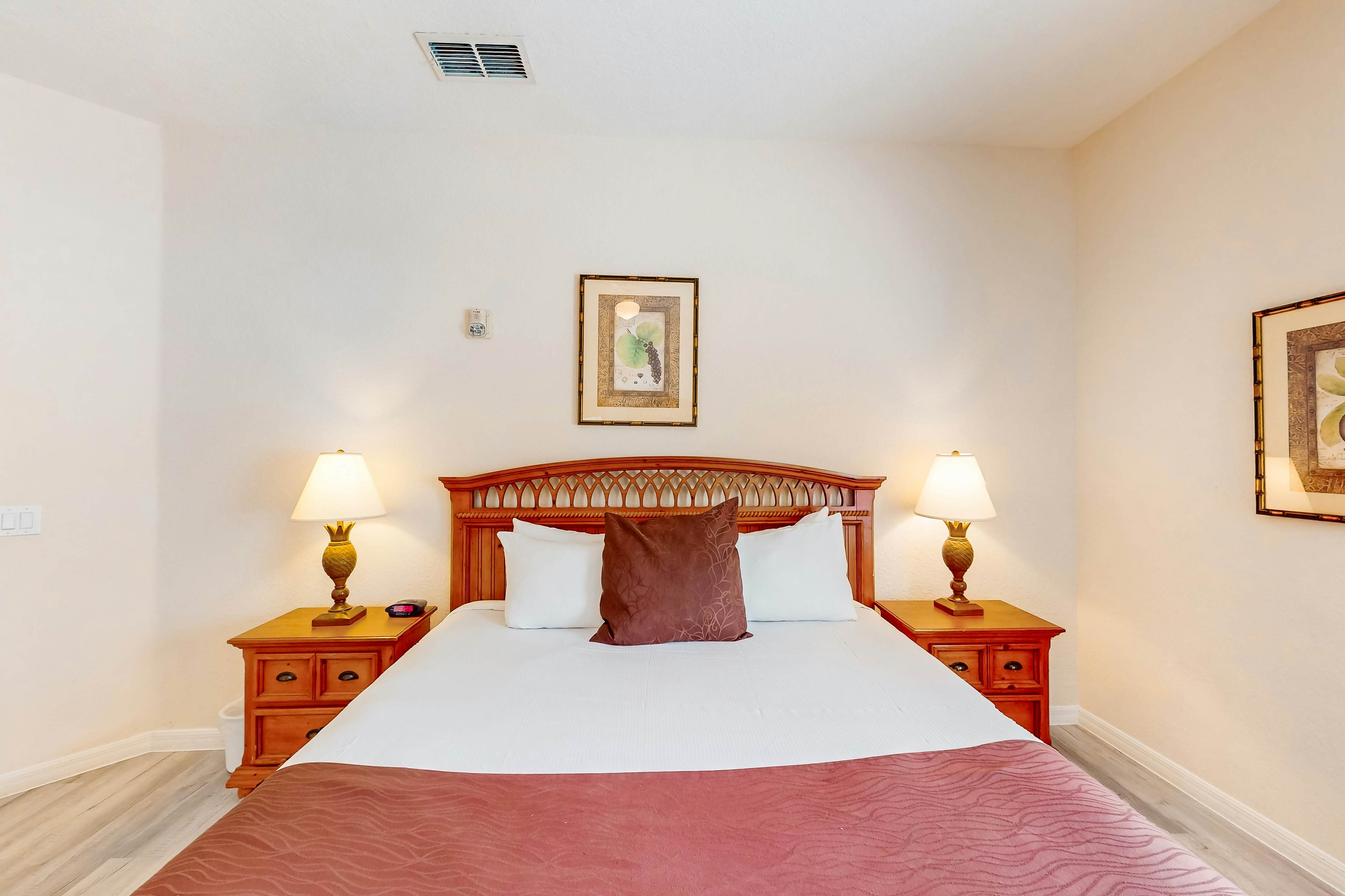 1st floor condo w/ restaurant, patio, pools, near theme parks, basketball court