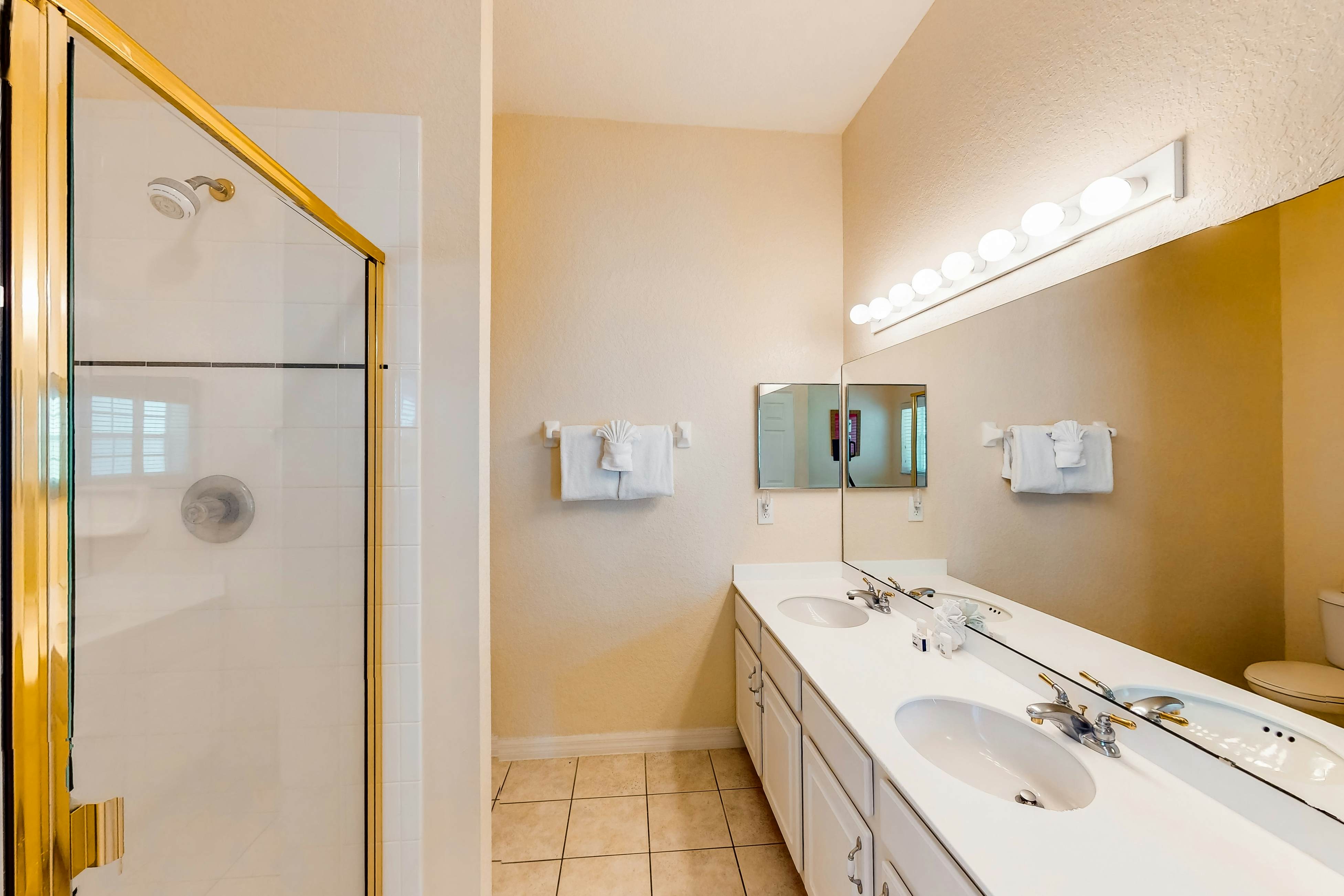 1st floor condo w/ restaurant, patio, pools, near theme parks, basketball court